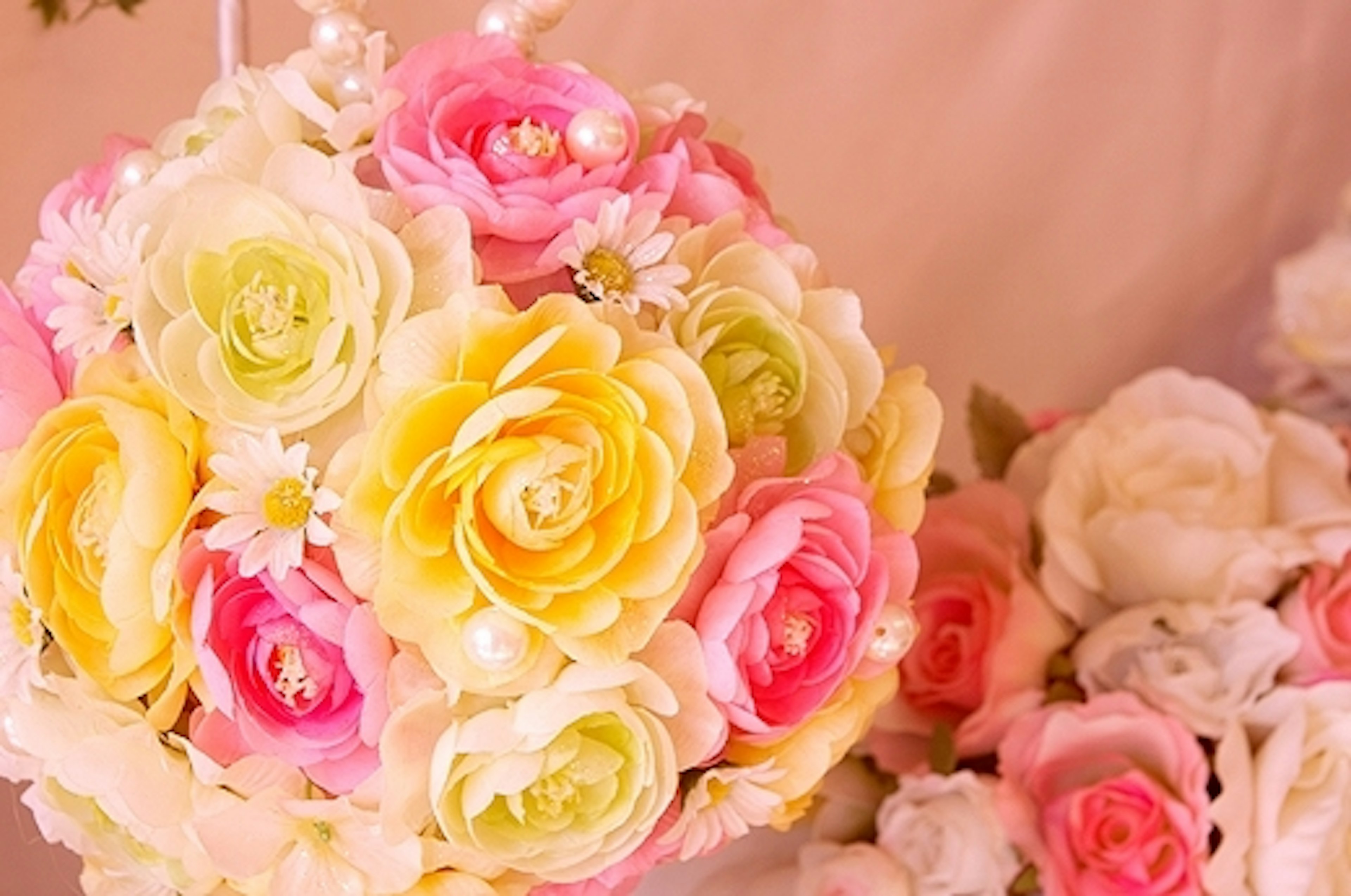 色鮮やかな花束が並ぶ、心温まる花屋の店内