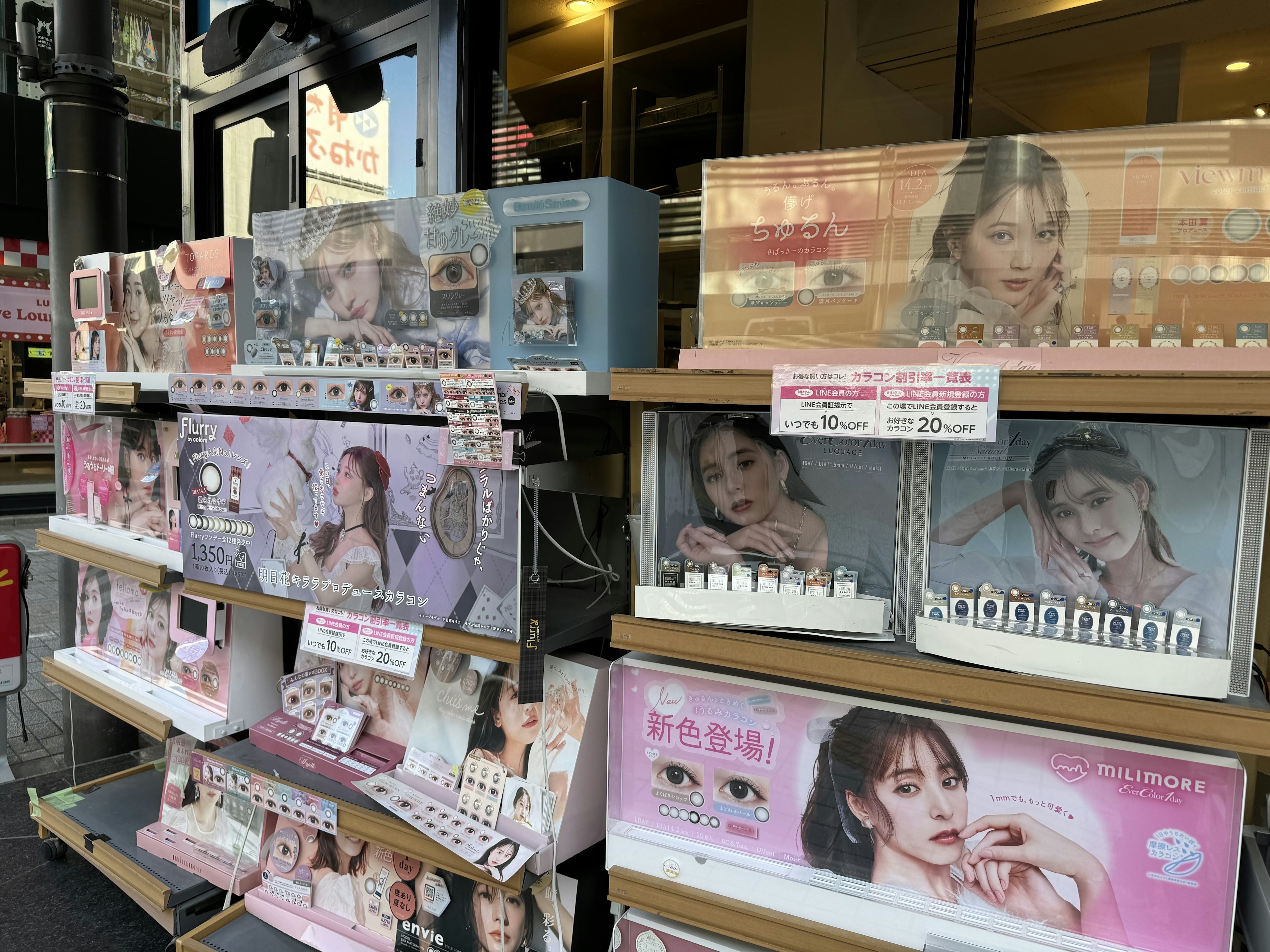 メガネスーパーの店頭のディスプレイ。さまざまなコンタクト商品が並んでいる