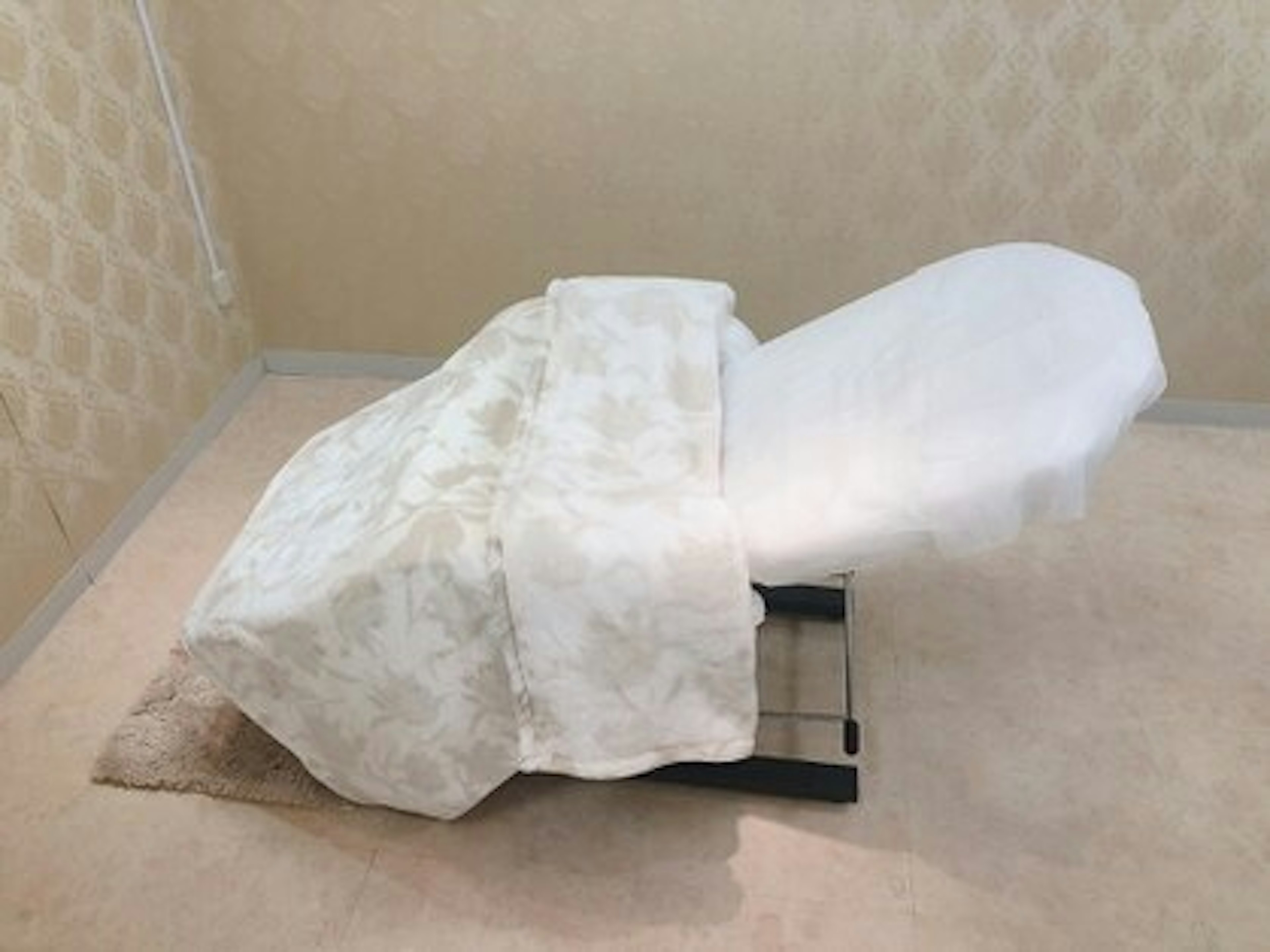 リラックスできるまつげパーマの施術スペース