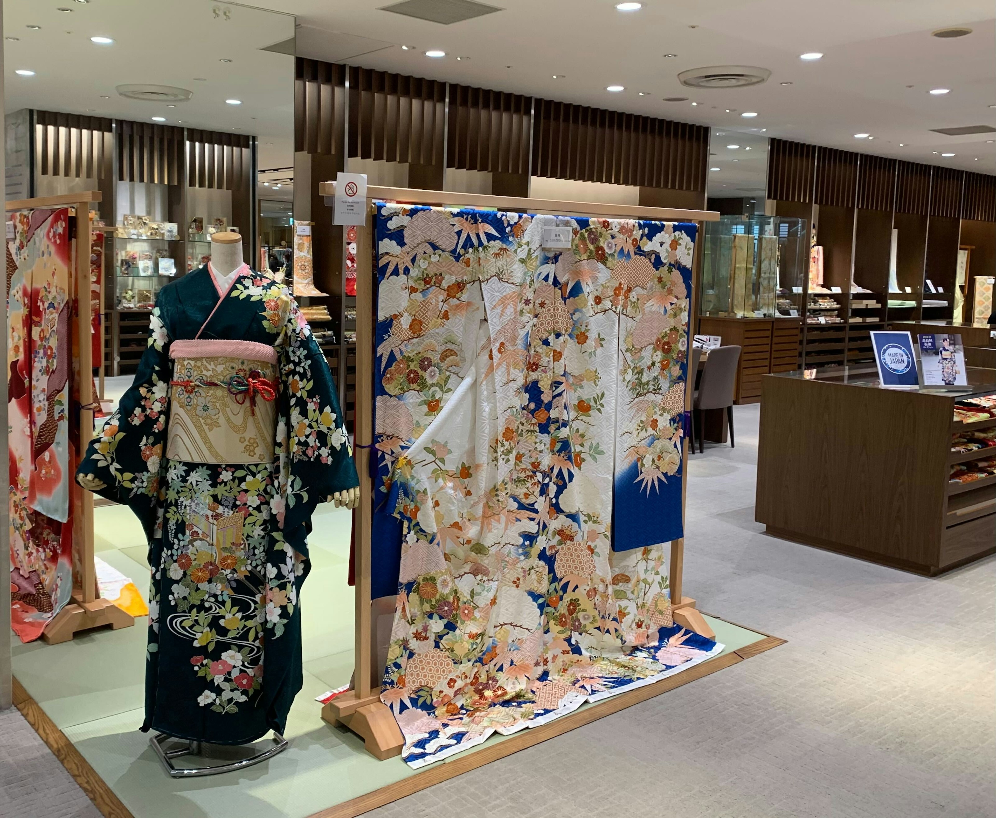 新宿高島屋 呉服サロン　振り袖を着たマネキンと青い振り袖のディスプレイ