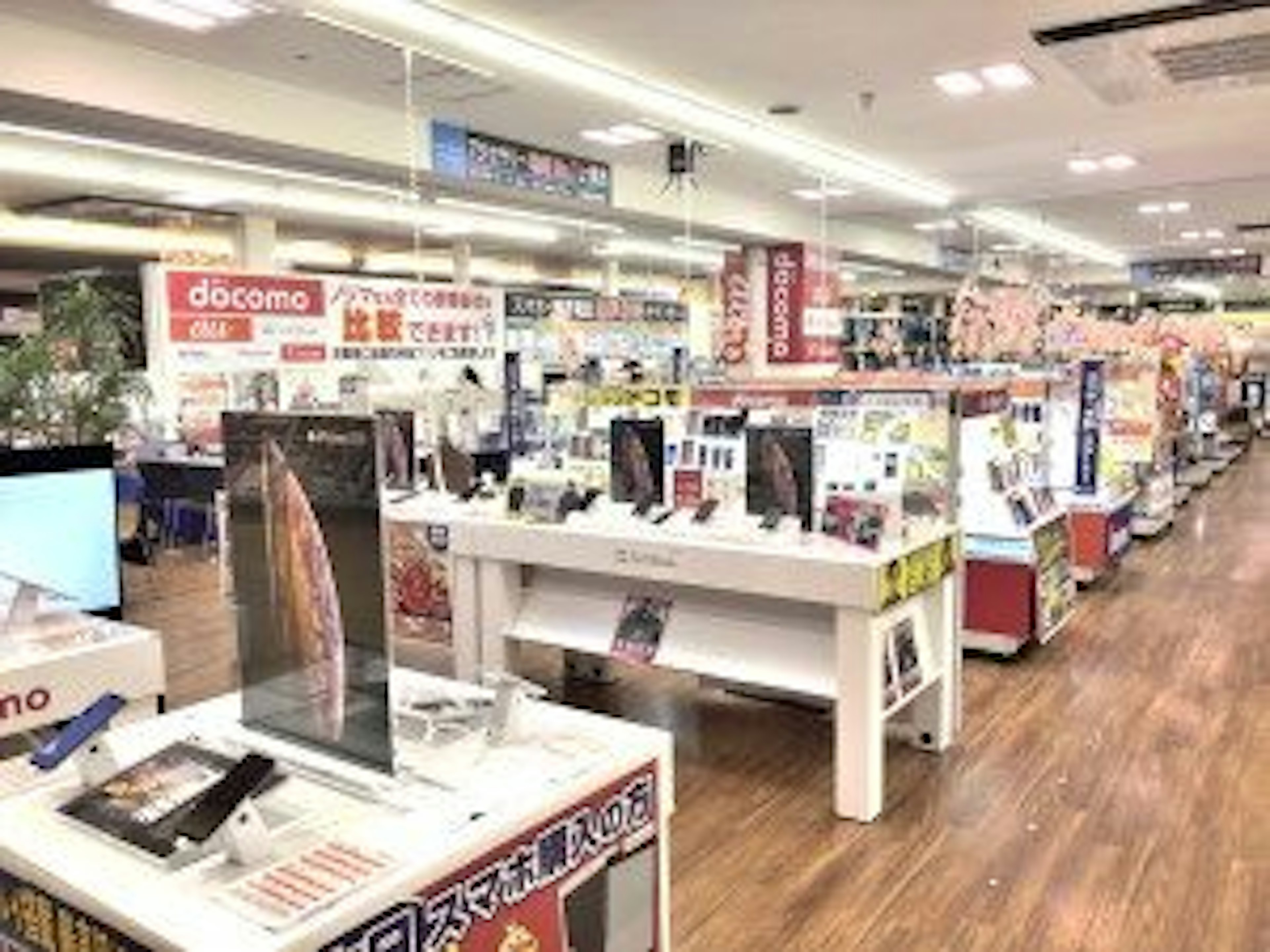 最新のiPhoneケースが豊富に揃う店舗の店内風景