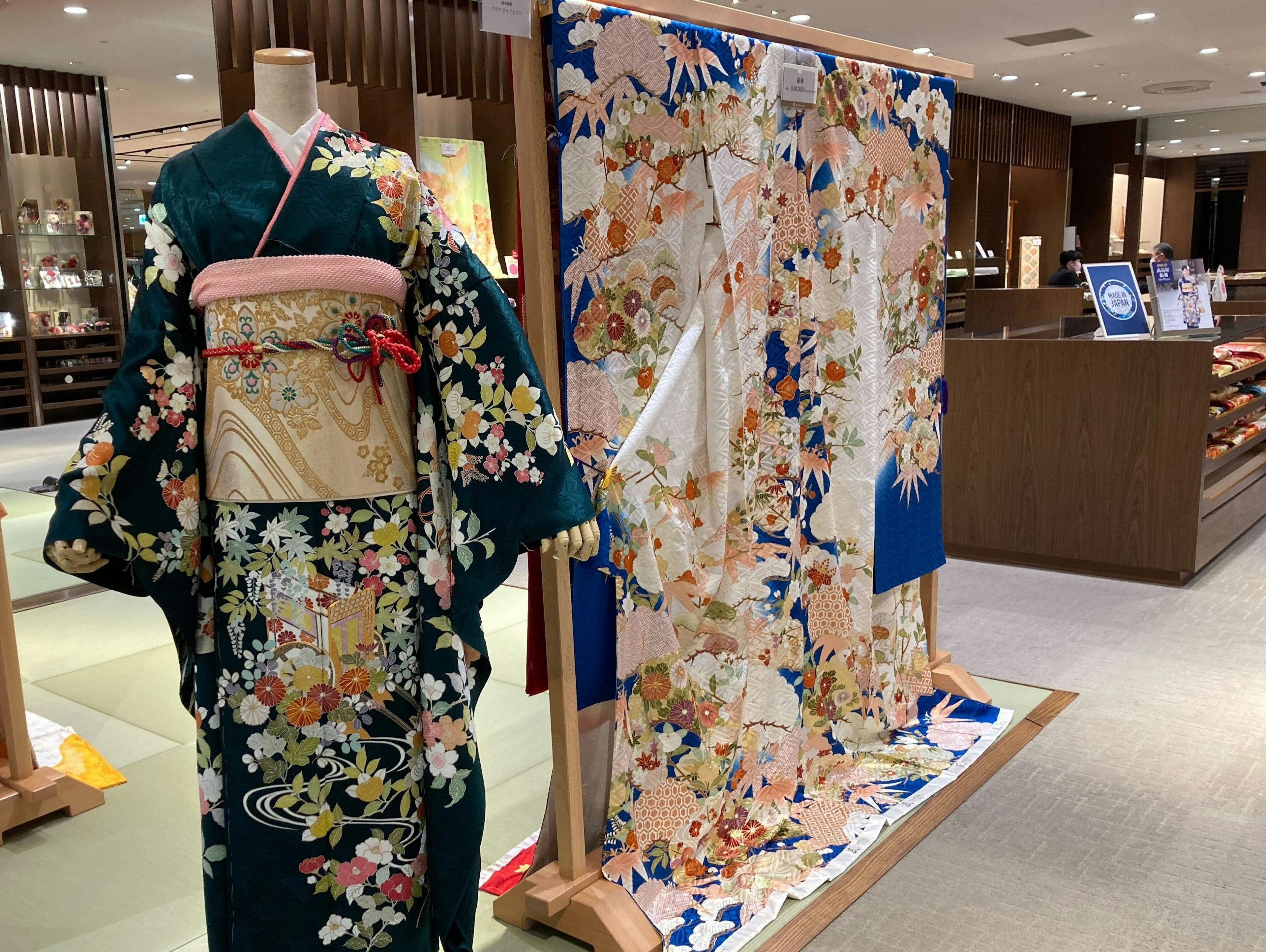 新宿高島屋呉服サロンで振袖を着たマネキンと青い振袖のディスプレイ