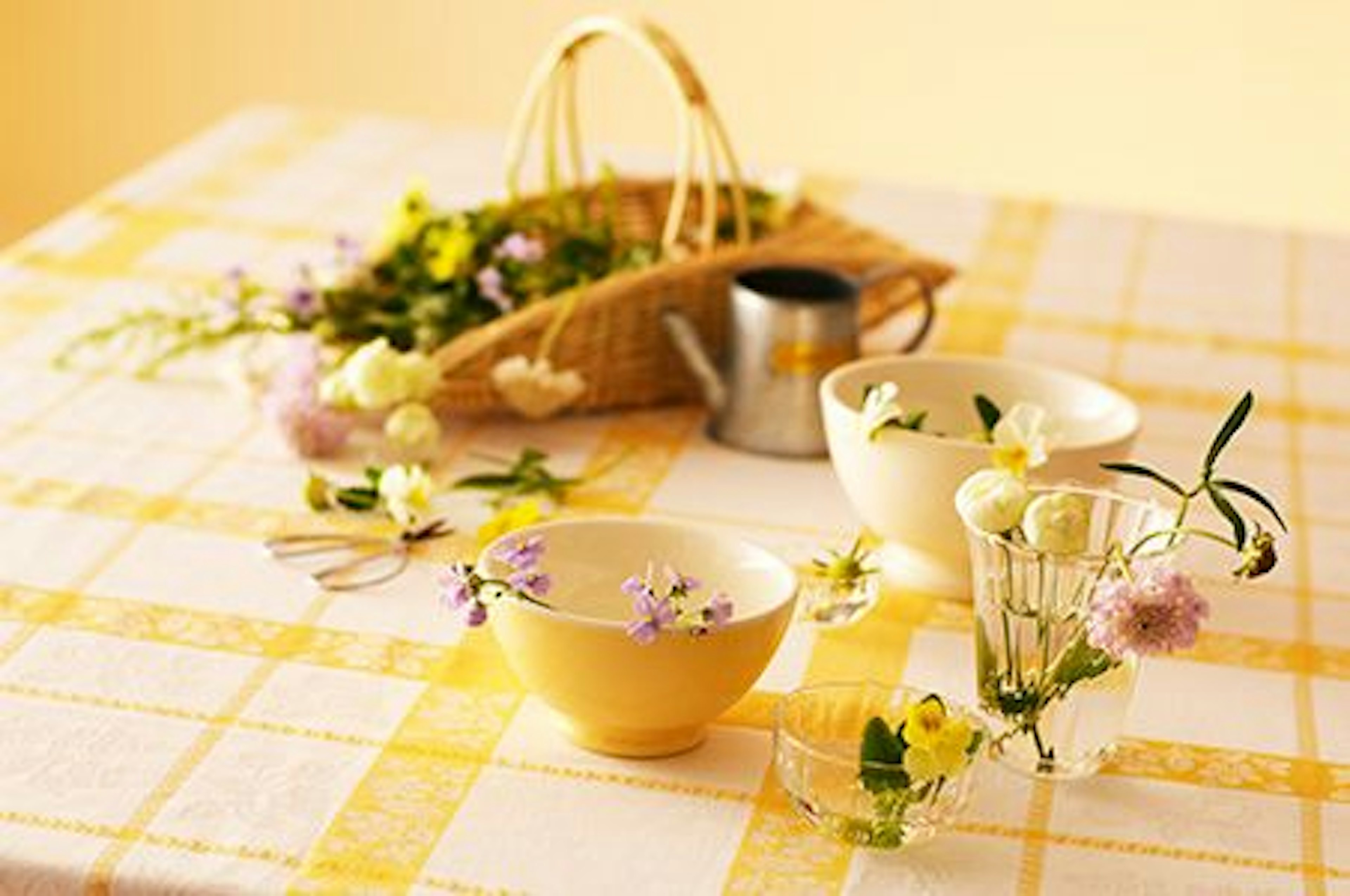 春の食卓を彩るおしゃれな食器と花のアレンジ