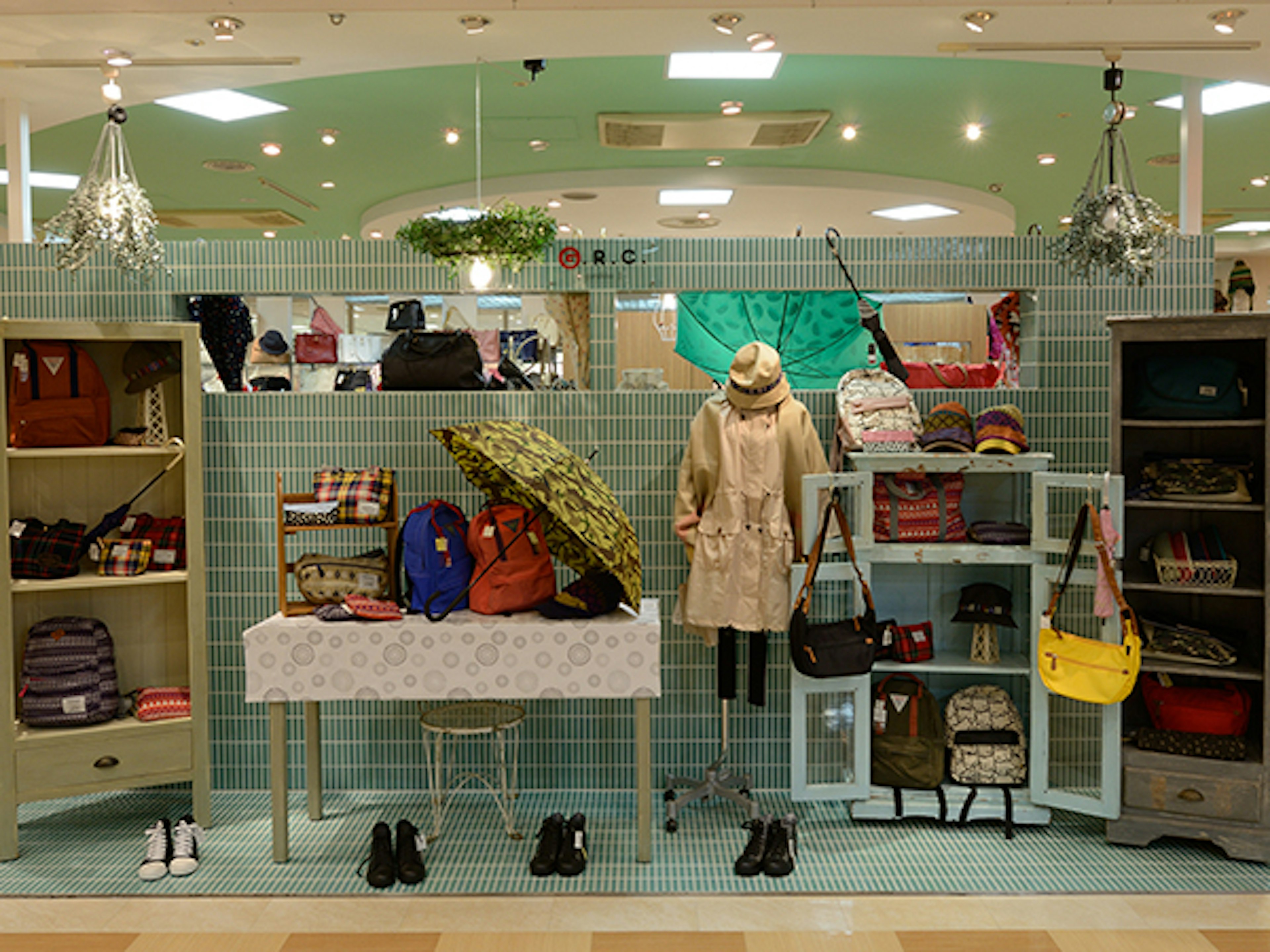多彩なデザインのバッグが揃うおしゃれな店舗