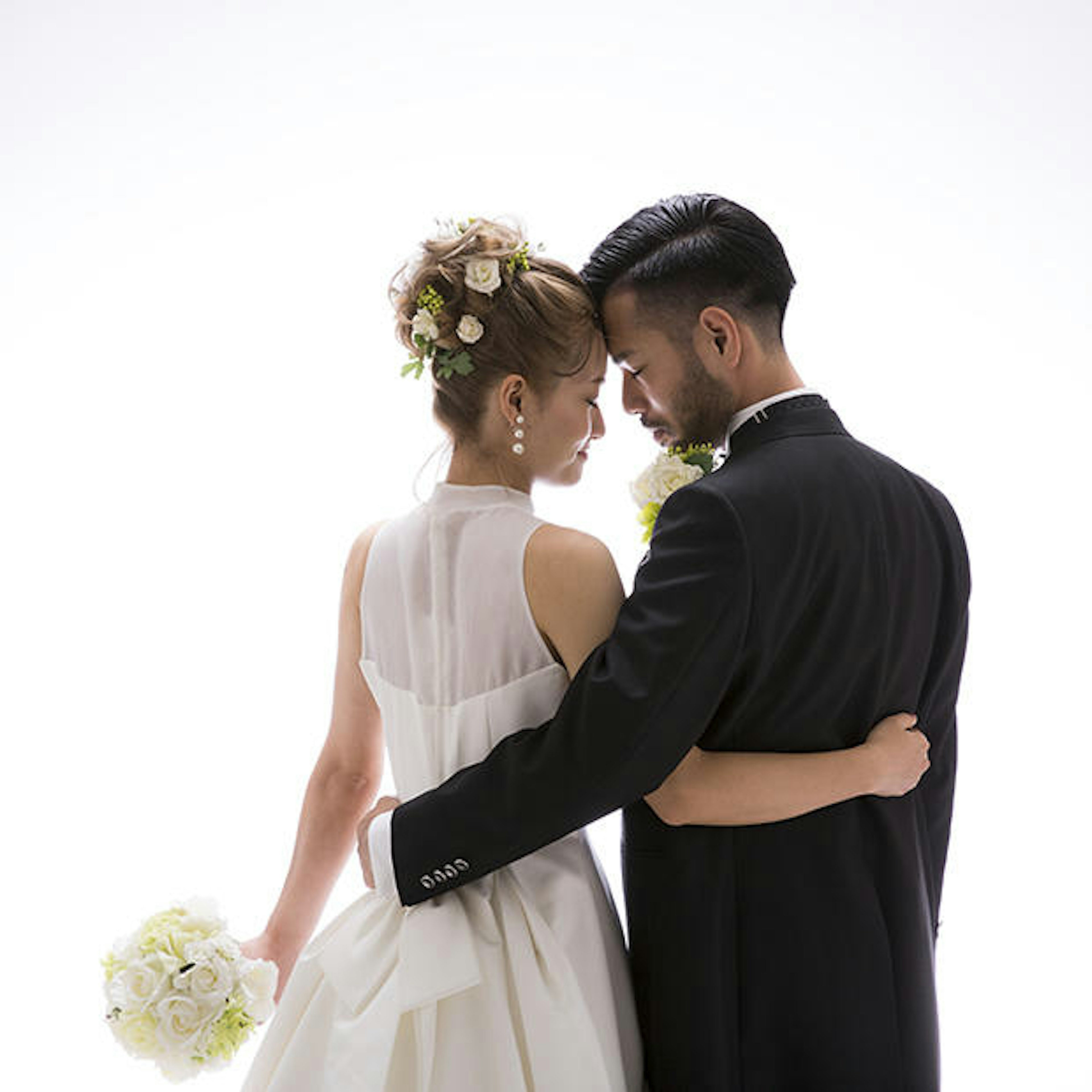 プロの写真館で撮影された美しい結婚写真