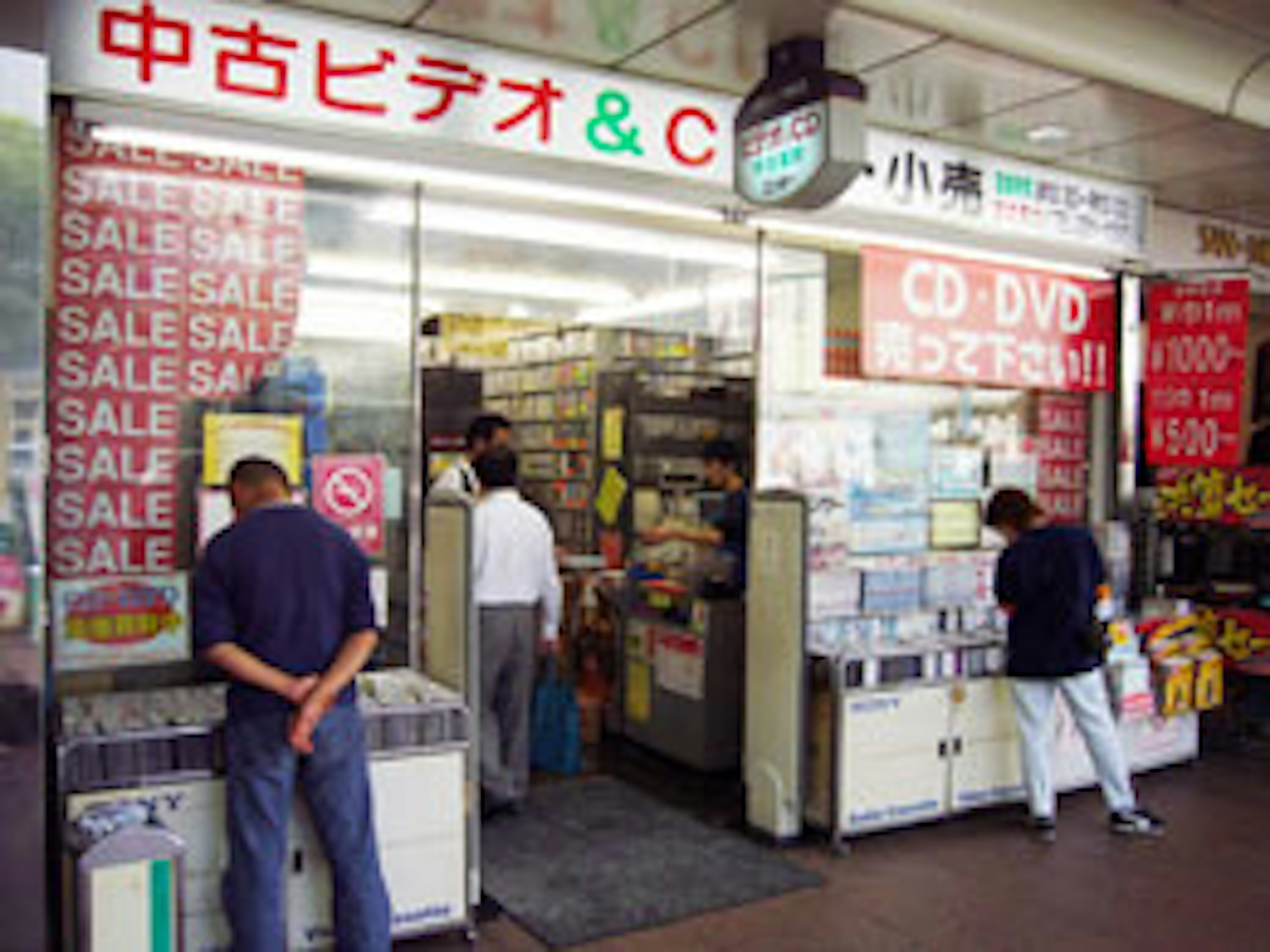 掘り出し物が見つかるリサイクルショップの店内風景