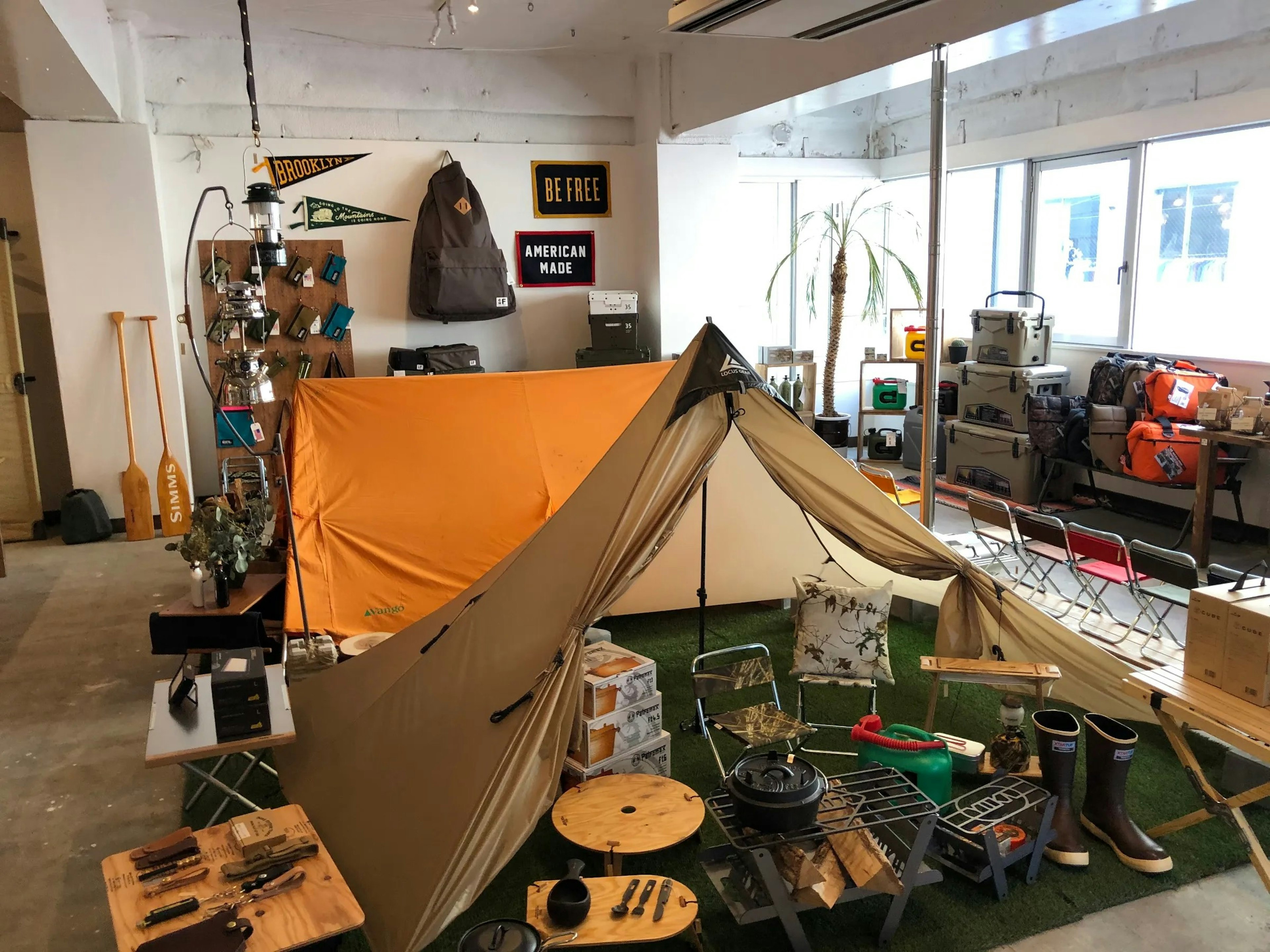 RIVER MOUNTAINの店内に大きなテントが展示されている