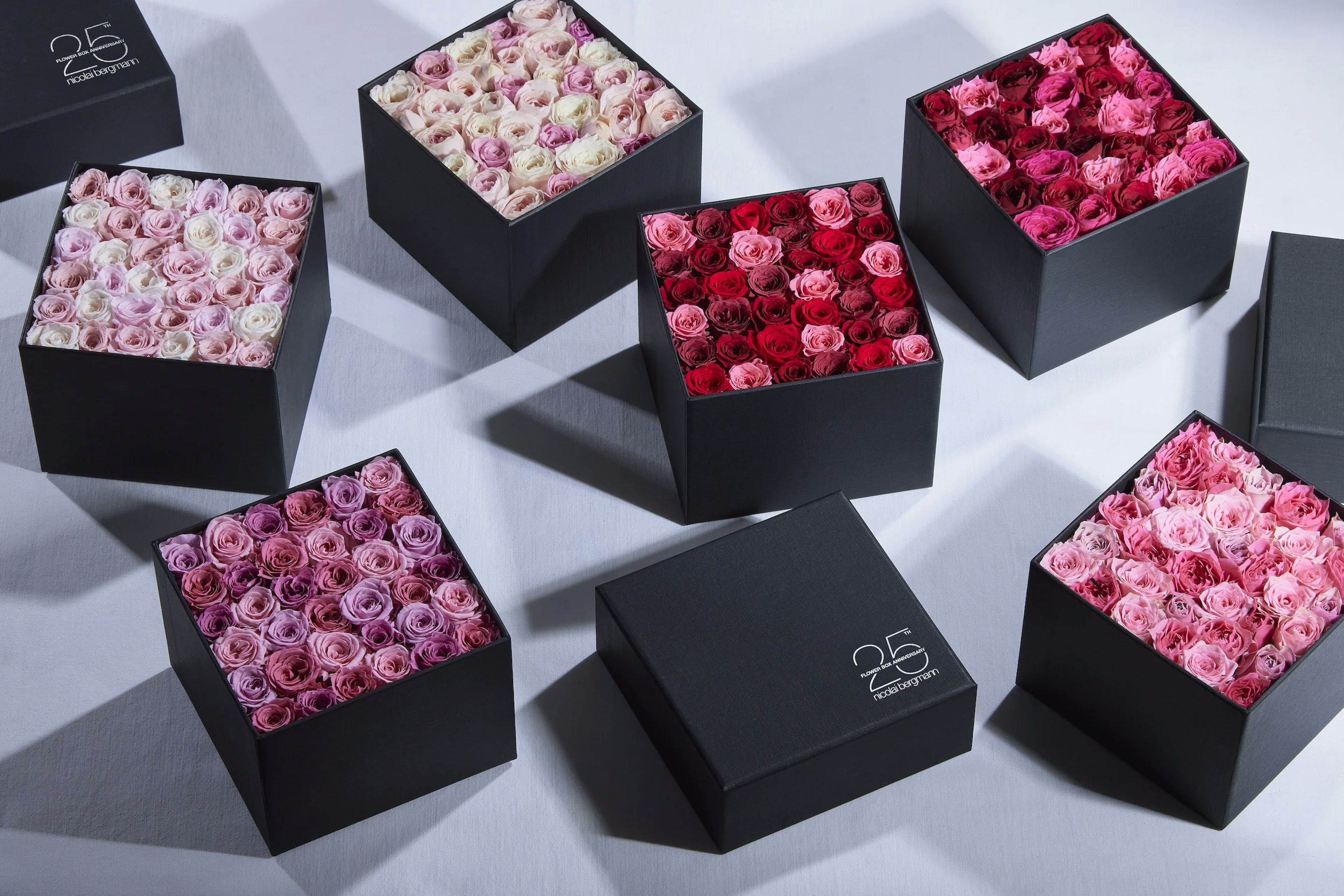 色とりどりのボックス入りの花束が並んでいる