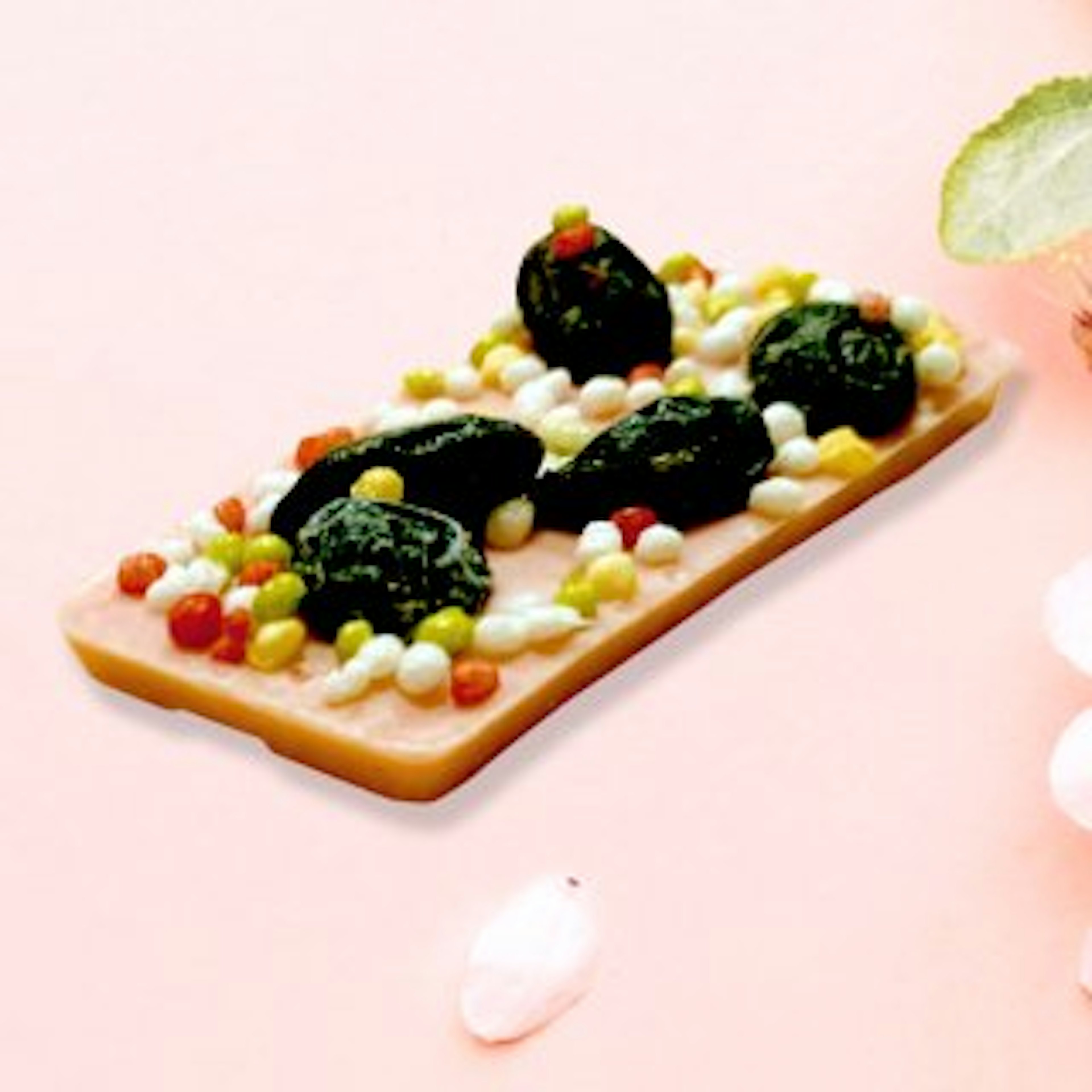 色鮮やかな和菓子で、目でも楽しめる一品です。
