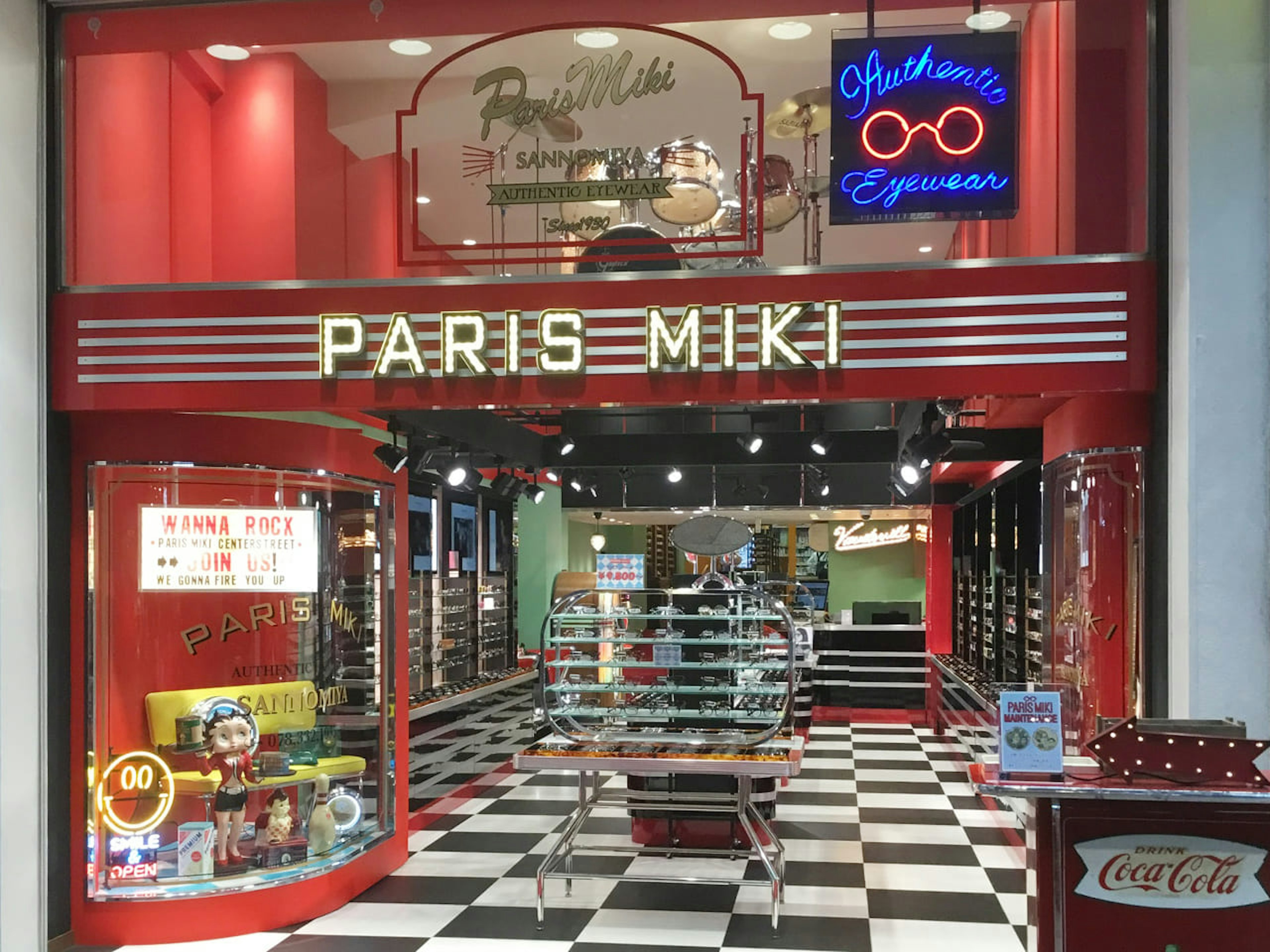 おしゃれな補聴器とメガネが揃うパリミキの店内