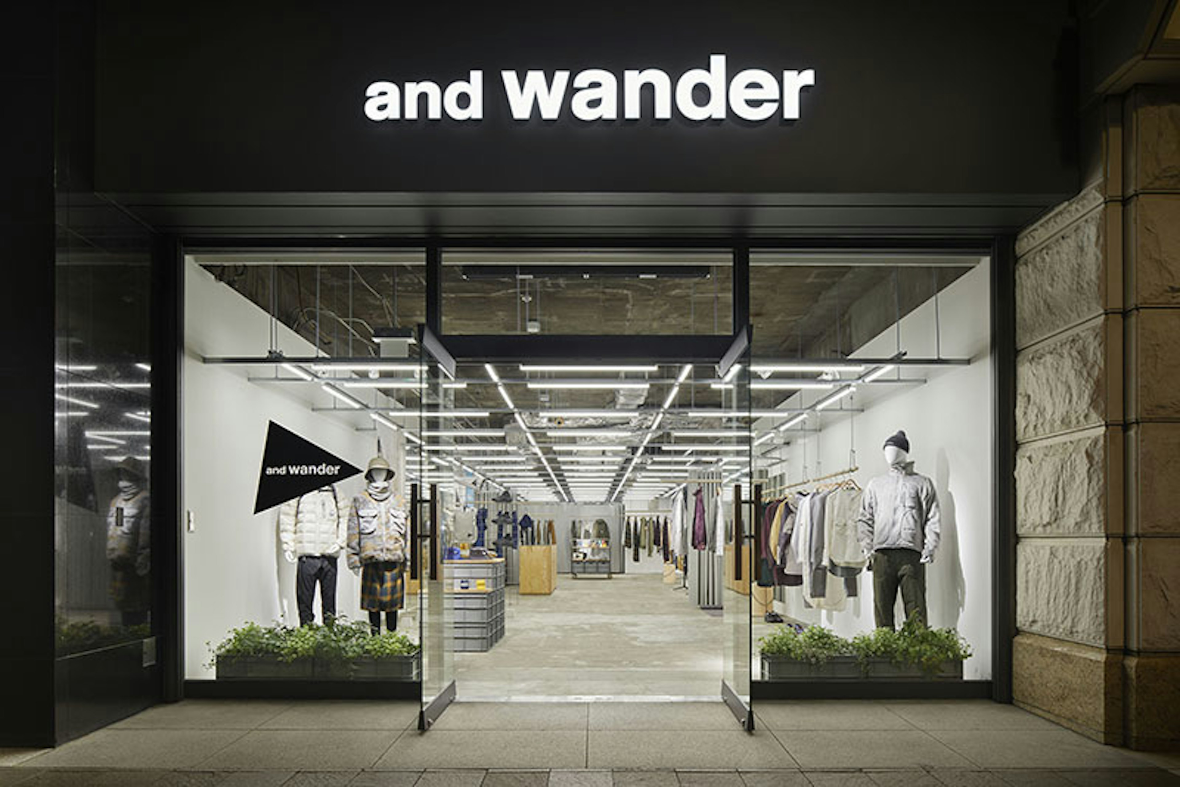 and wander丸の内の外観