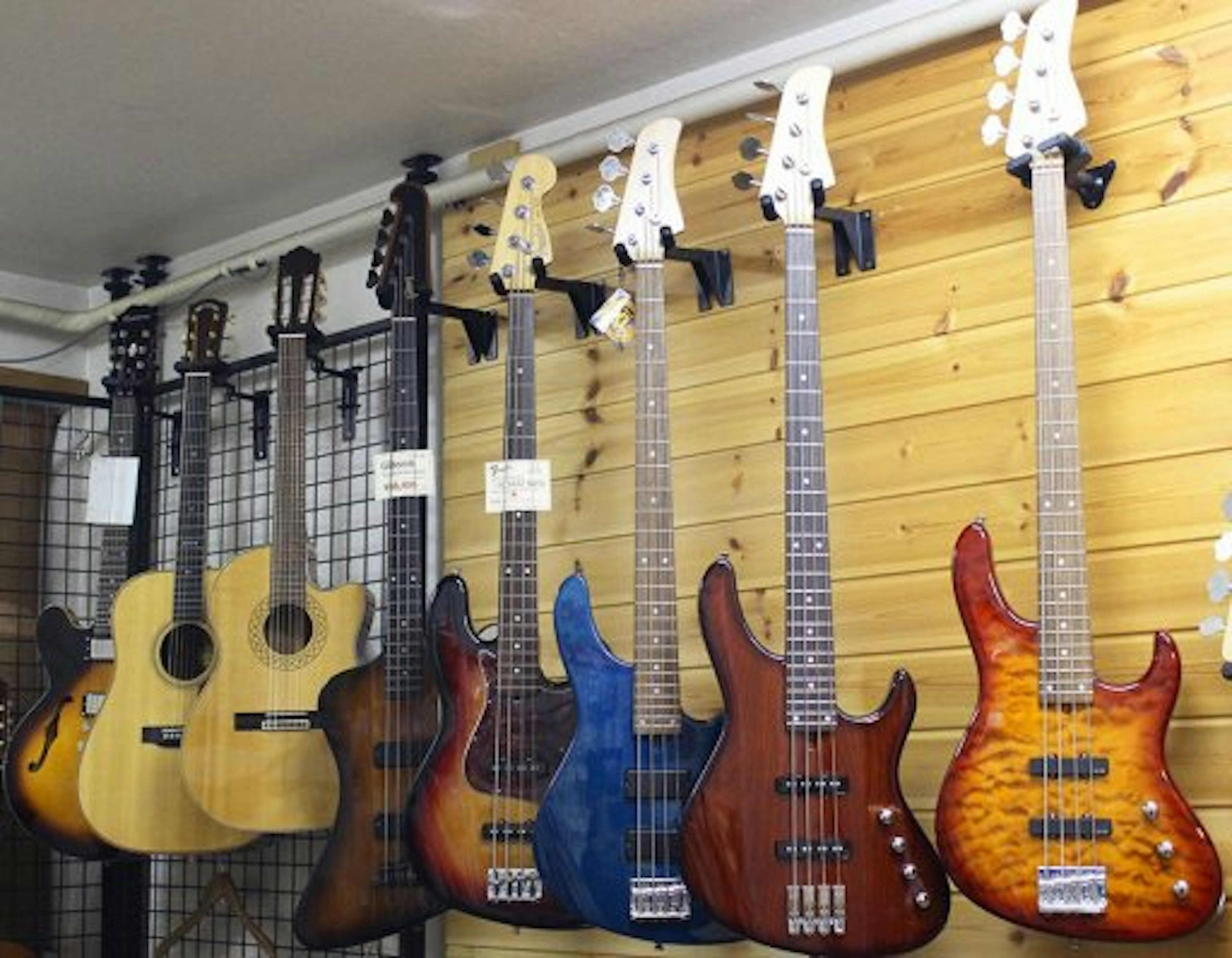 多彩なギターが揃う楽器店で音楽の世界へ