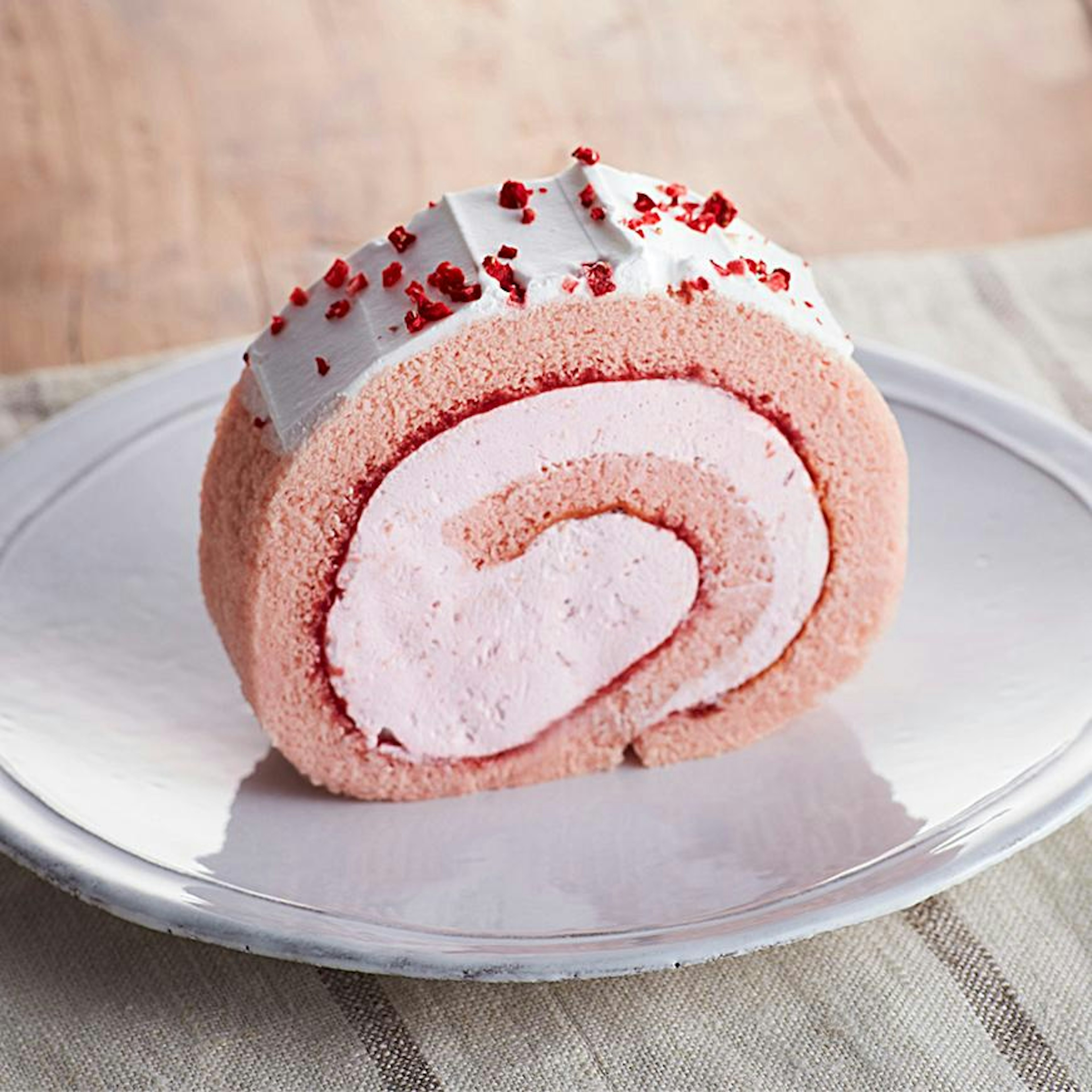 ふんわりピンクのロールケーキ、甘さ控えめで絶品