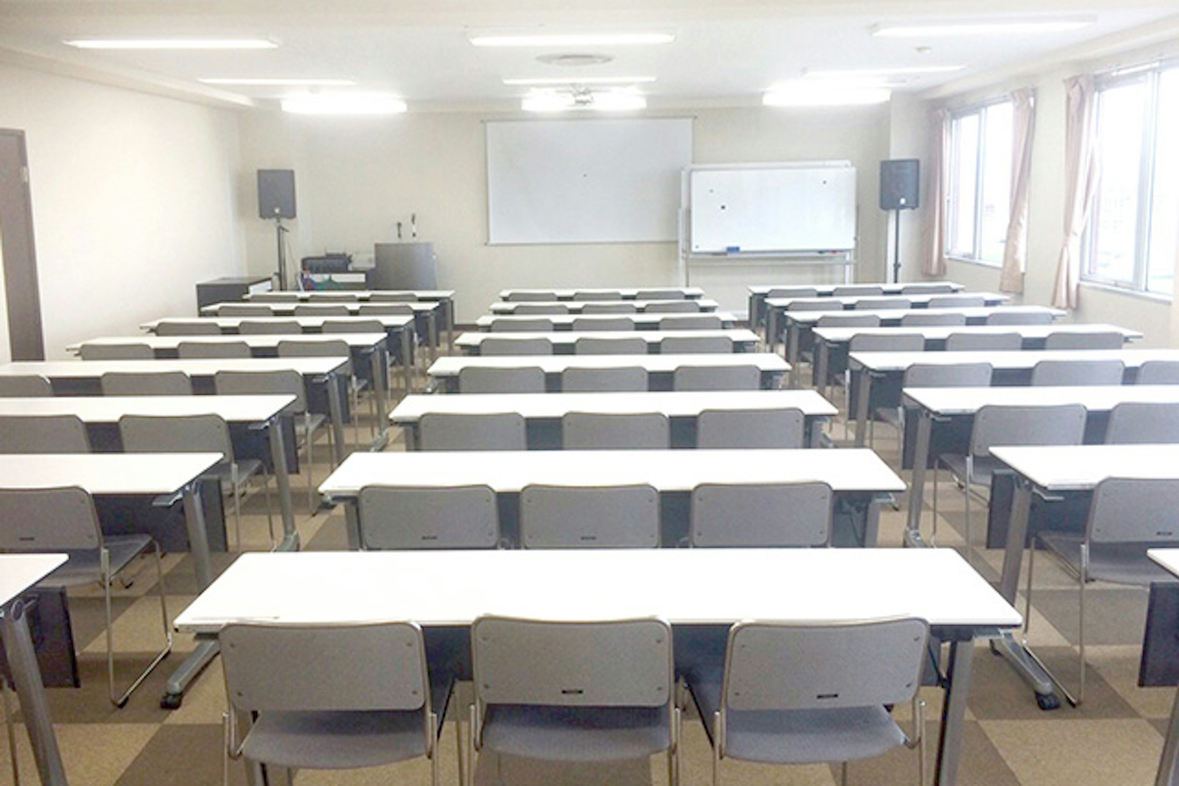 明るく清潔なレンタルスペースで快適な会議を