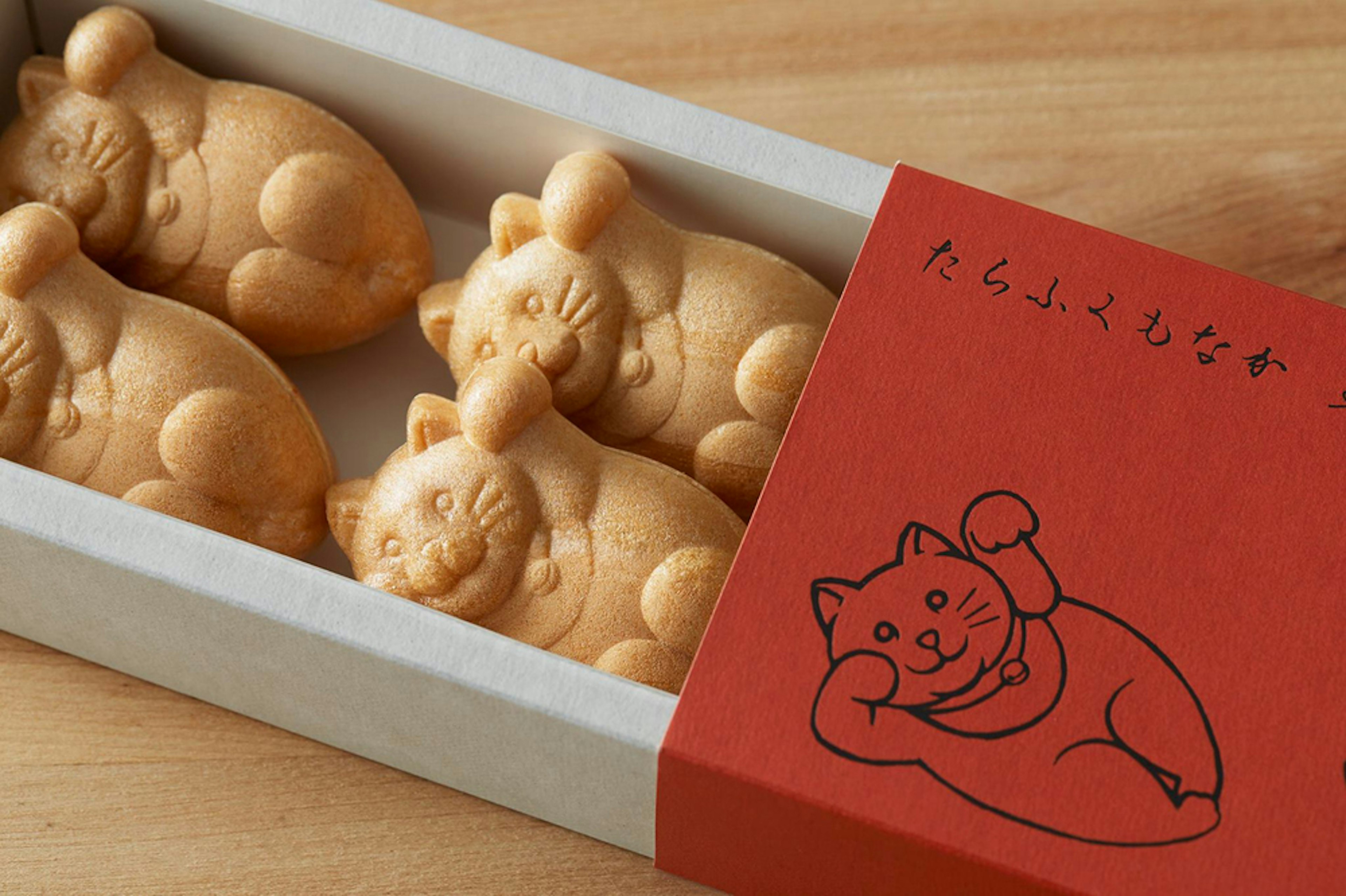 かわいい招き猫型の「たらふくもなか」の画像。