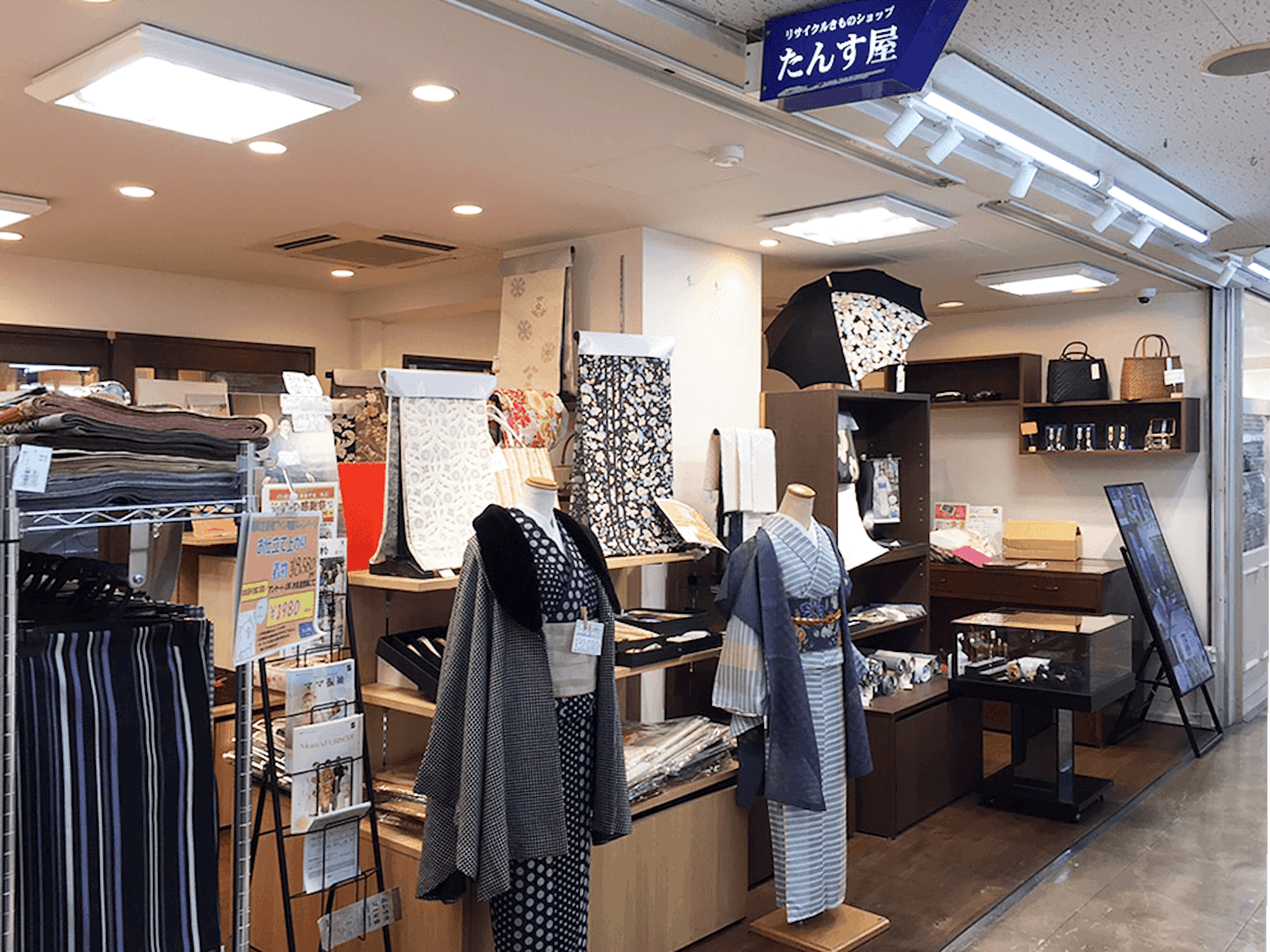 たんす屋の店舗内観