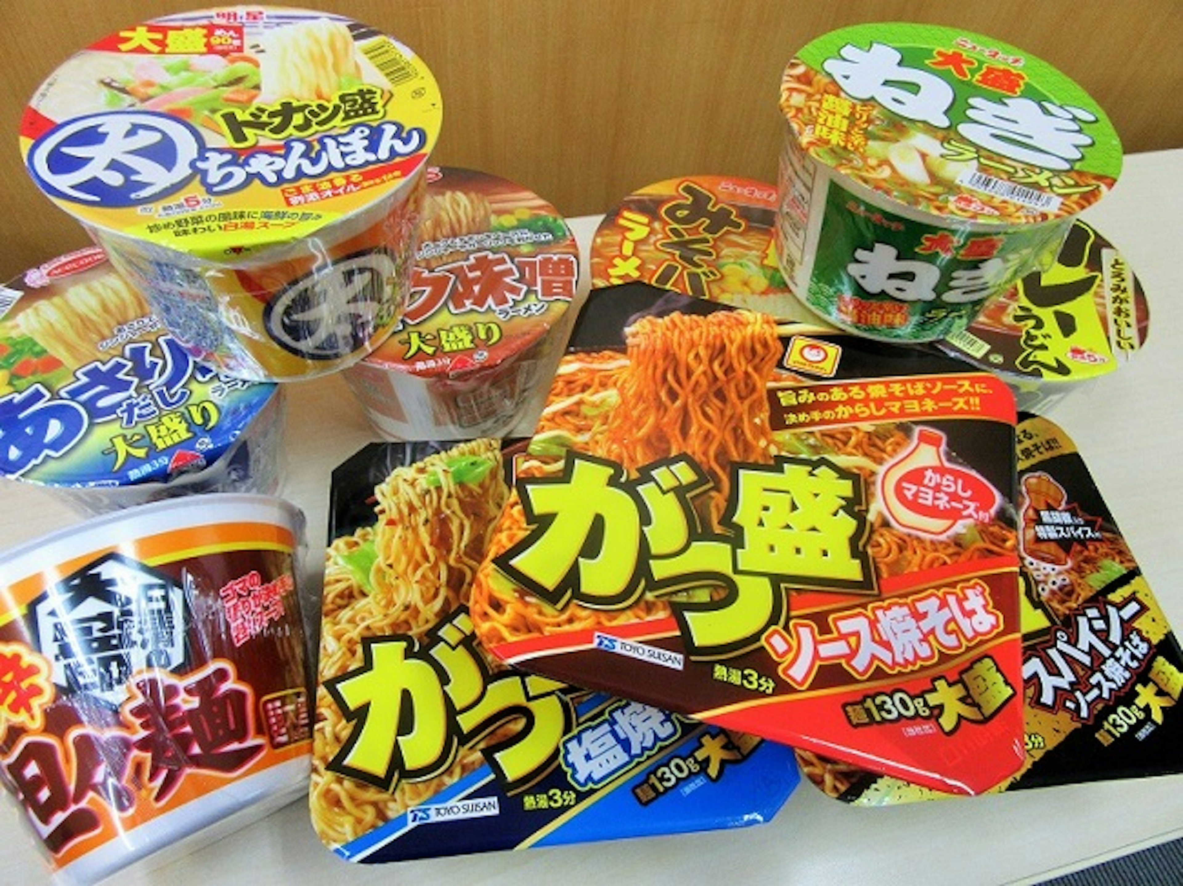 100均で見つけた多彩なインスタントラーメン