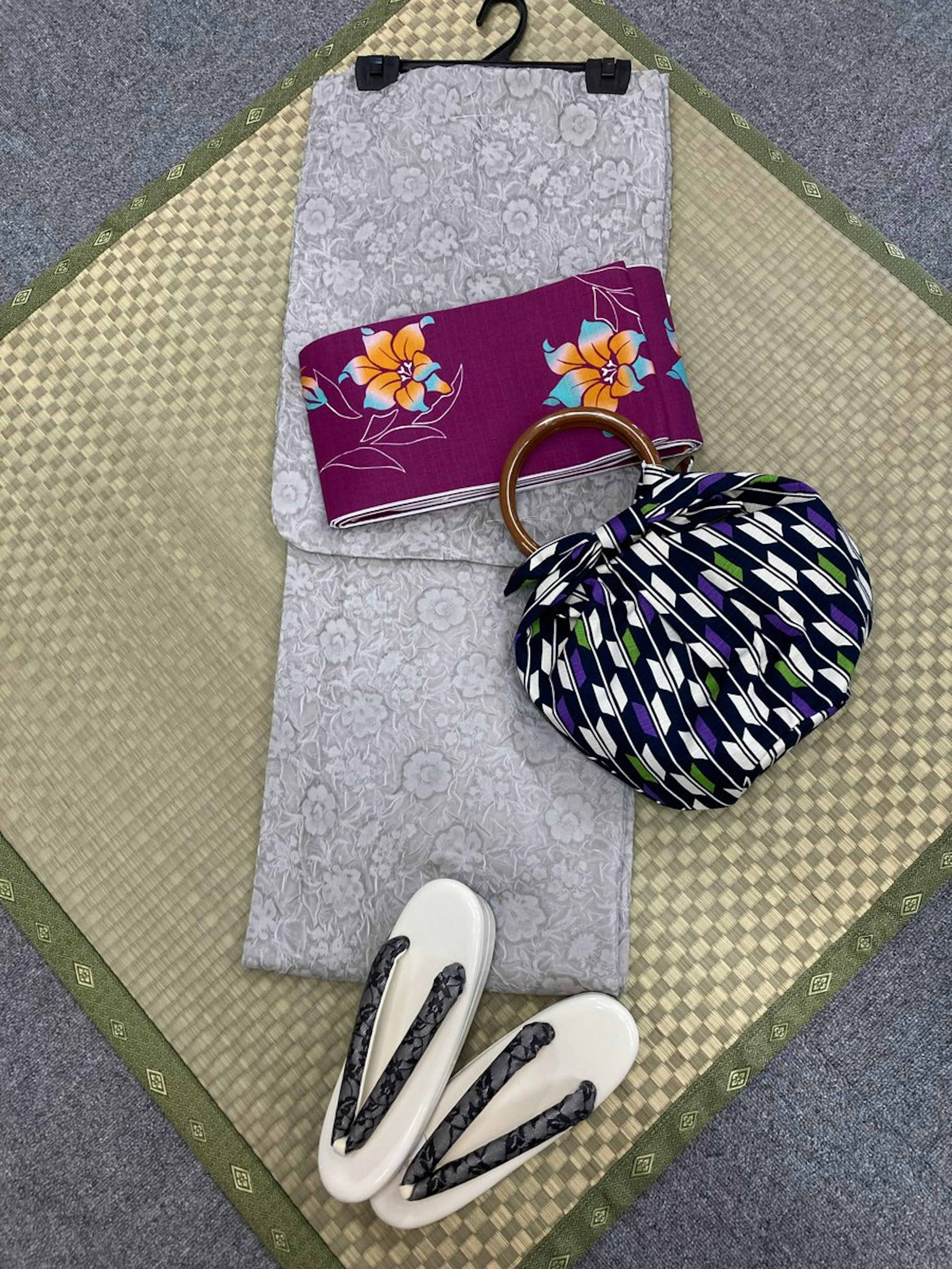 グレーの着物と紫の帯、草履、和柄のバッグの和装セット。