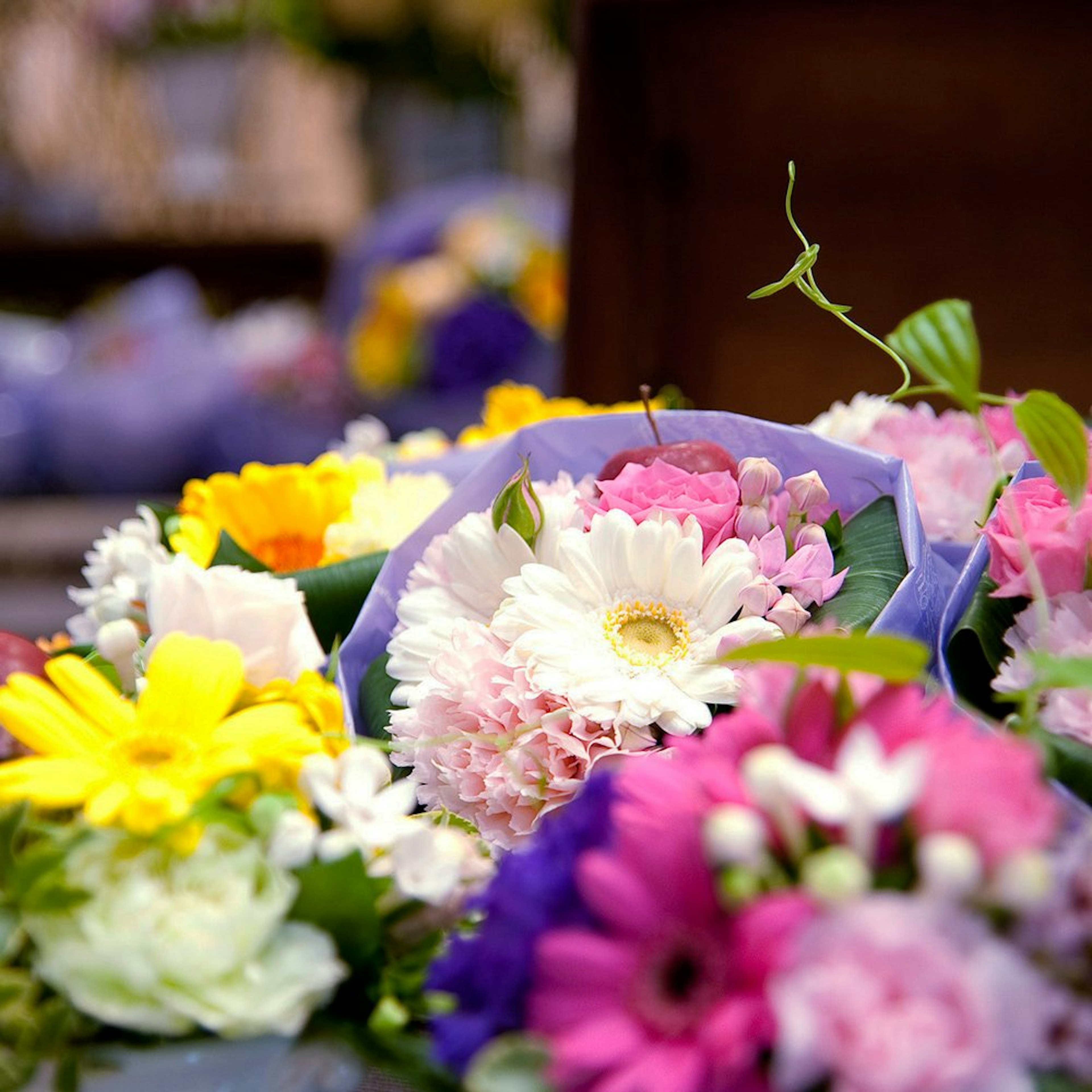 色とりどりの花束が並ぶ、心温まる花屋の店内