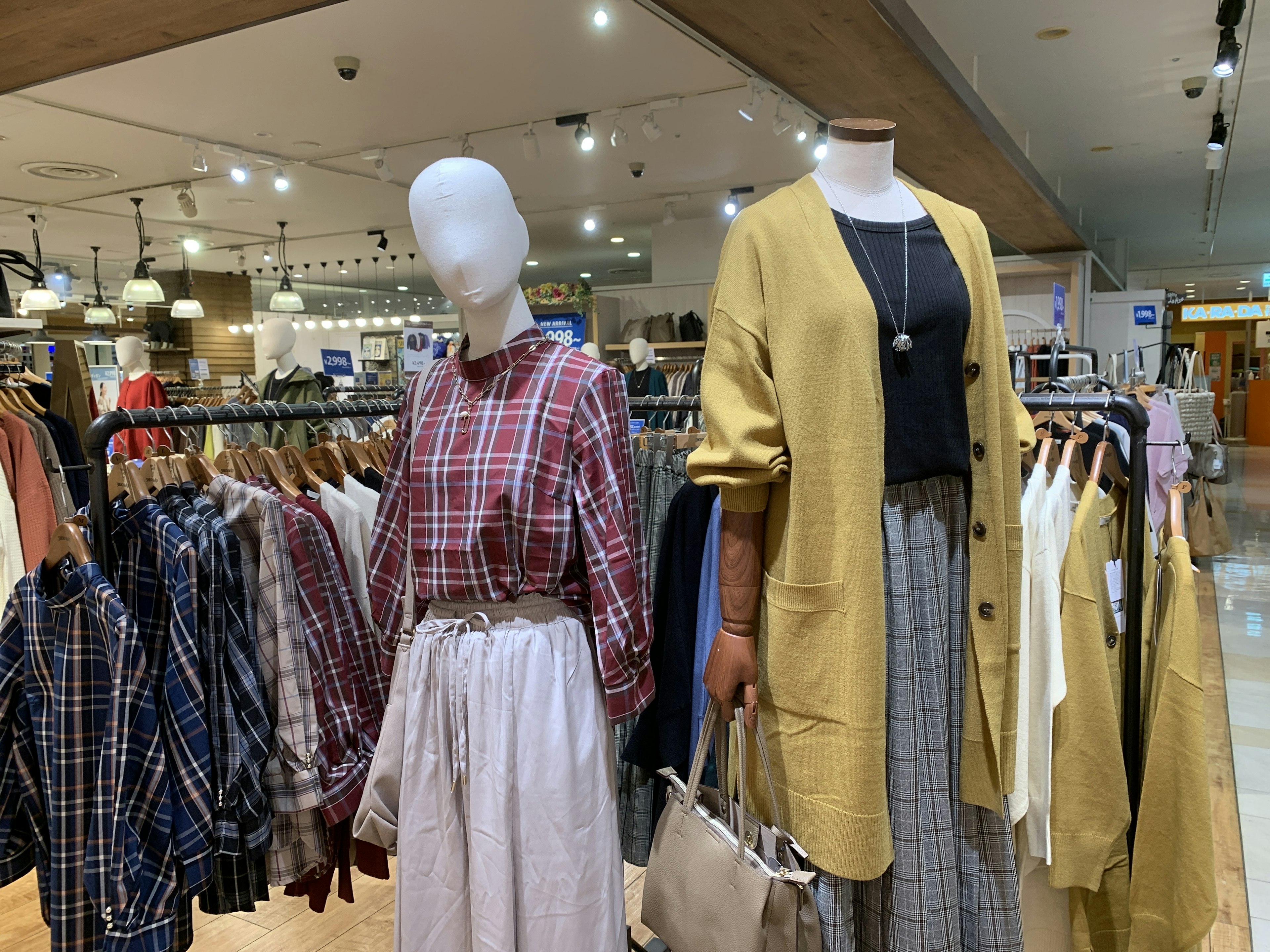 最新のレディースファッションが揃うおしゃれな店内