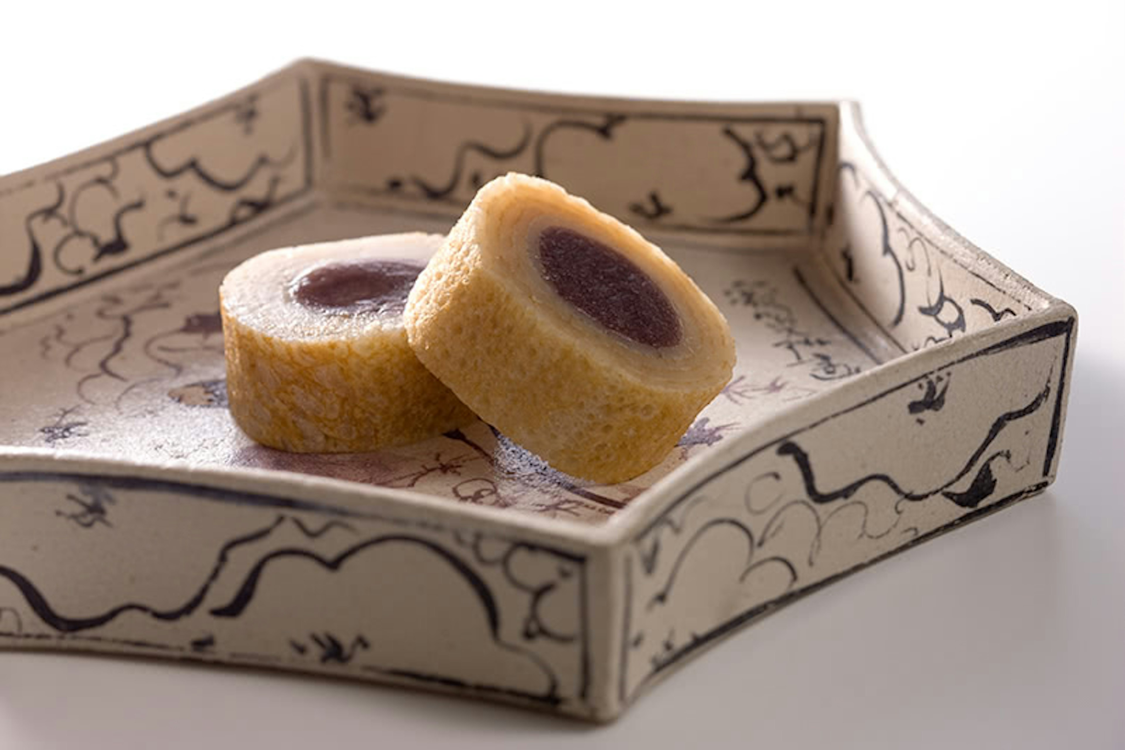上品な和菓子、しっとりとした食感が魅力です