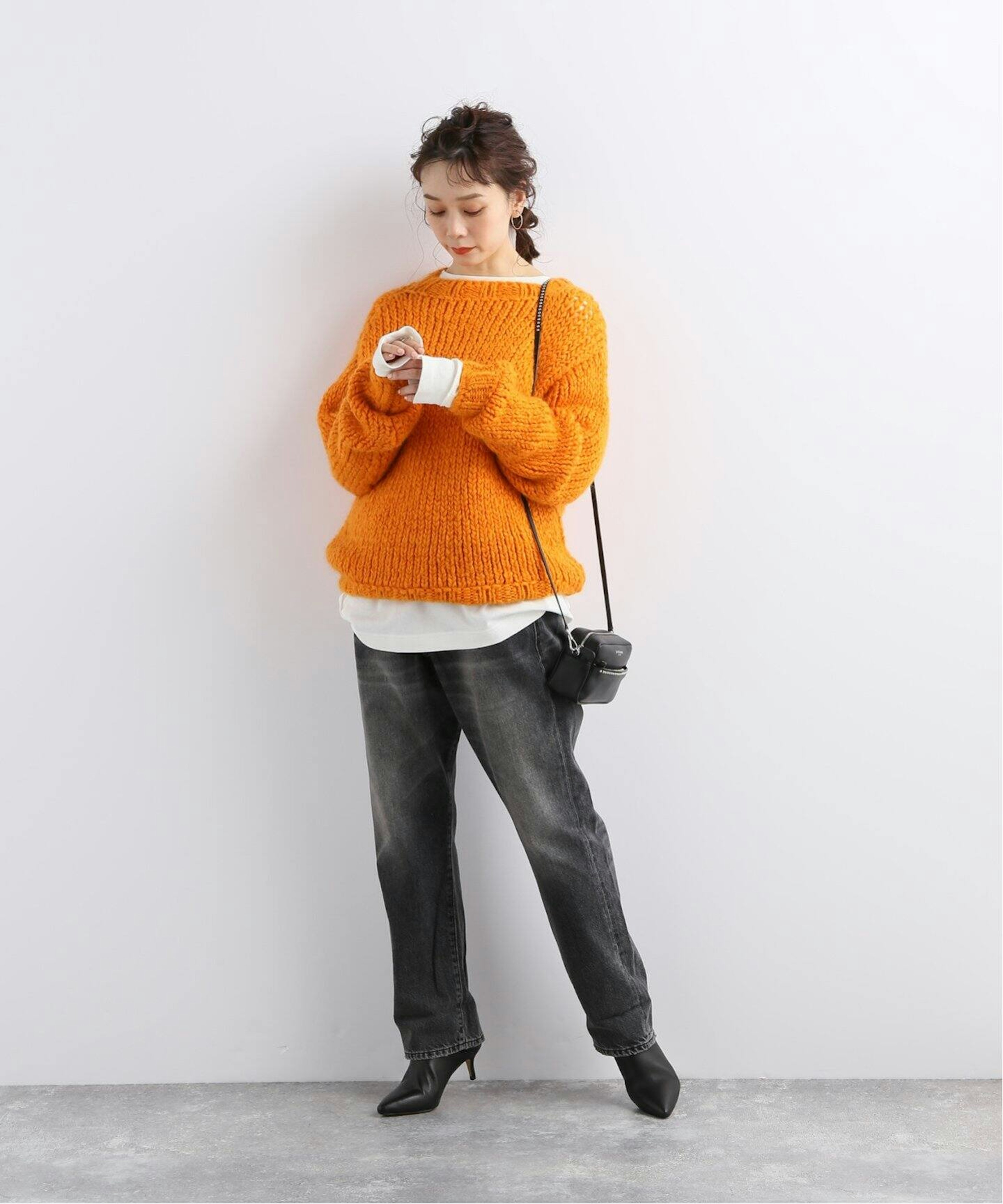 秋冬にぴったりのデニムとニットのコーディネート