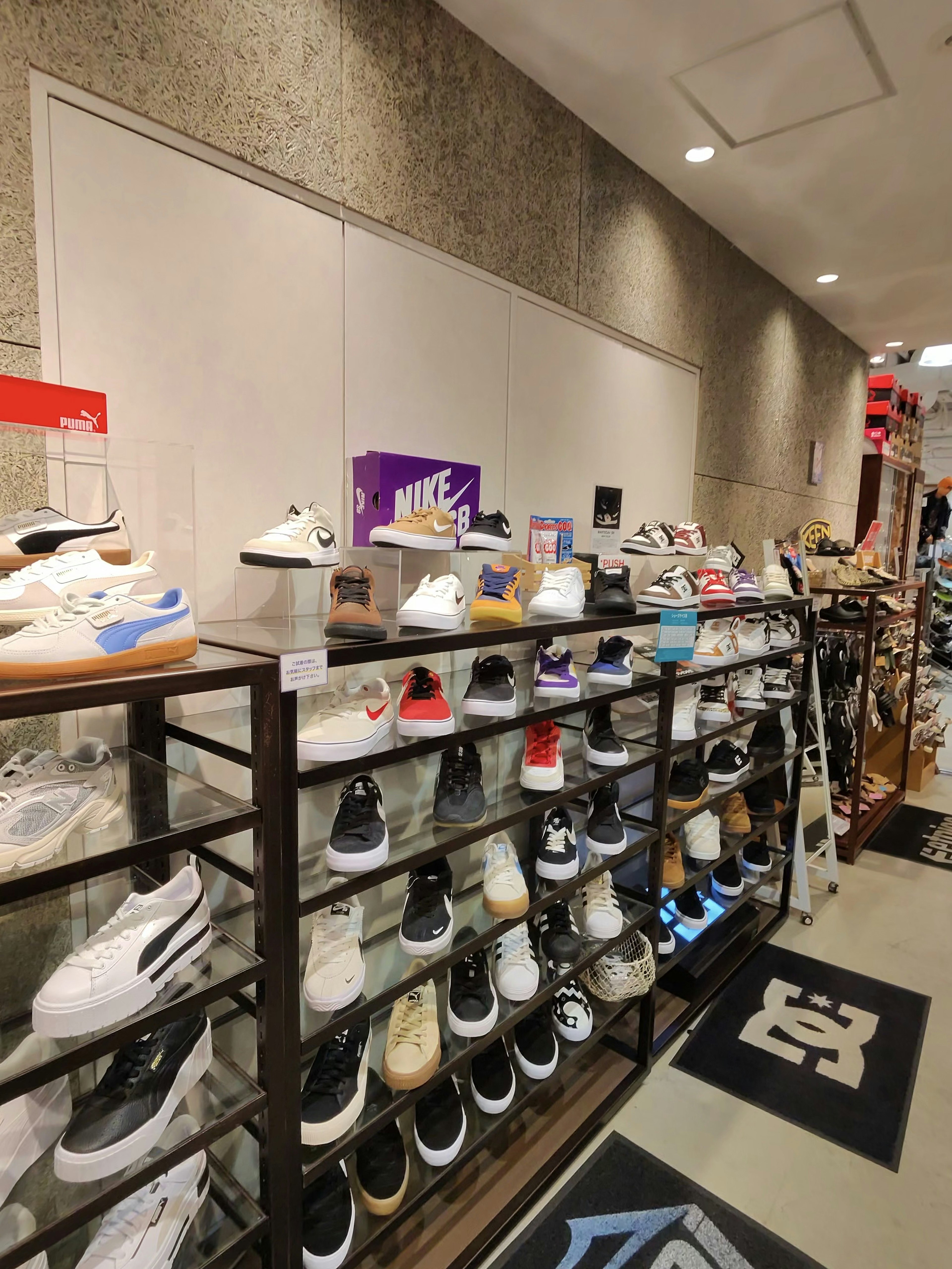 ムラサキスポーツ、店内の売り場の様子