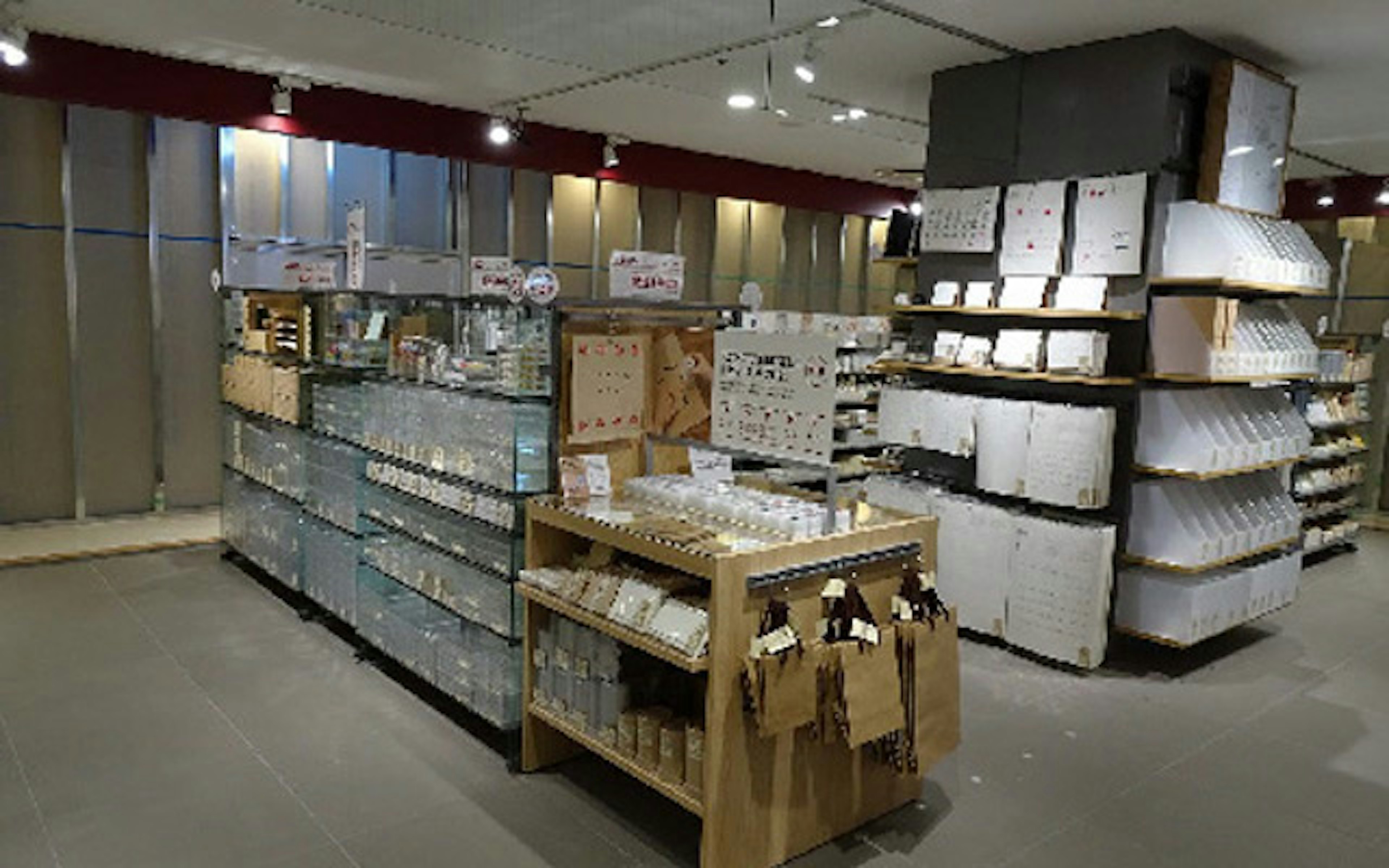 シンプルでおしゃれな雑貨が揃う店内の様子