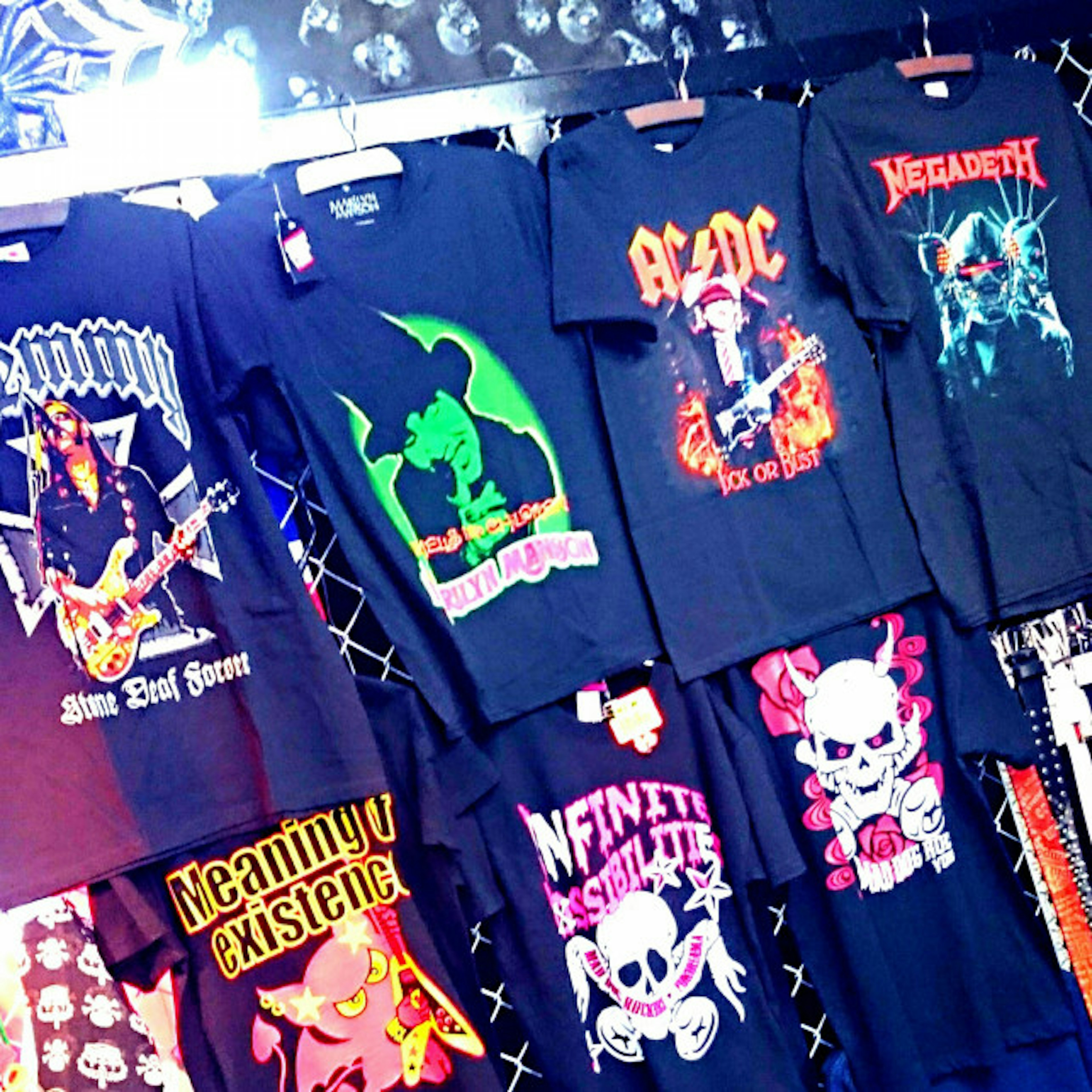 個性的なデザインのバンドTシャツが揃うお店