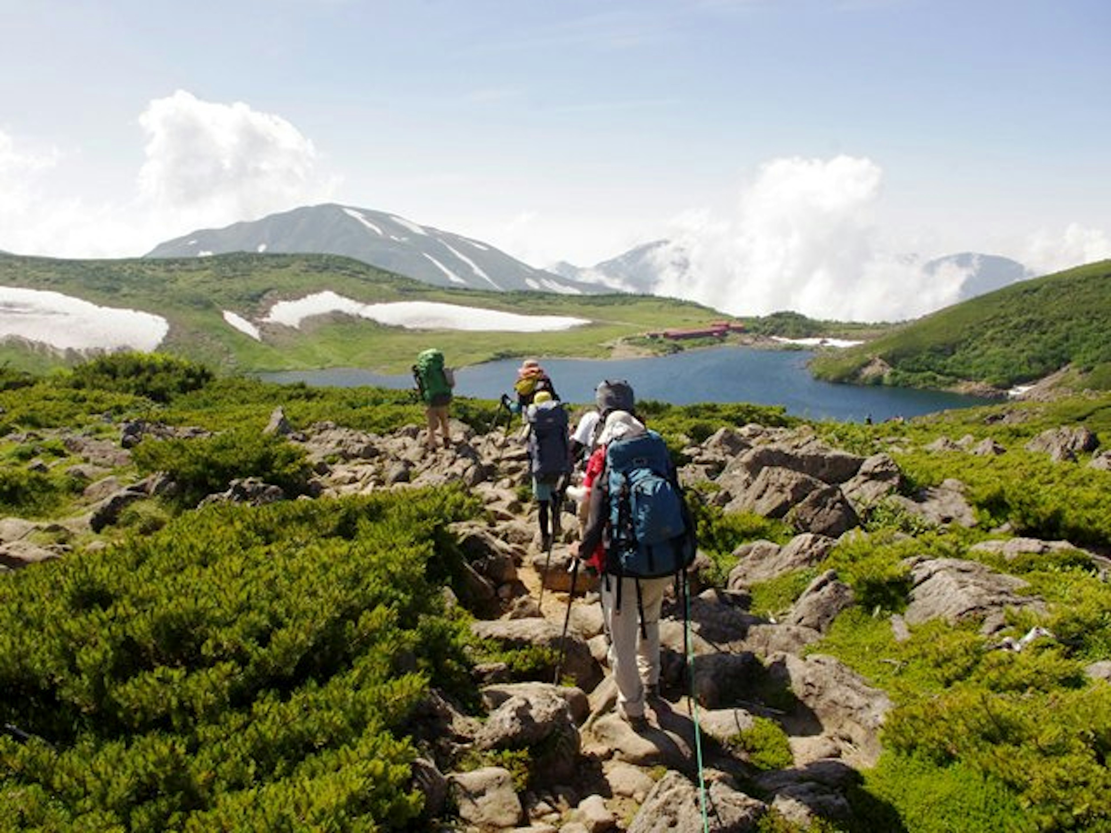 美しい山岳風景を楽しむハイキングツアー