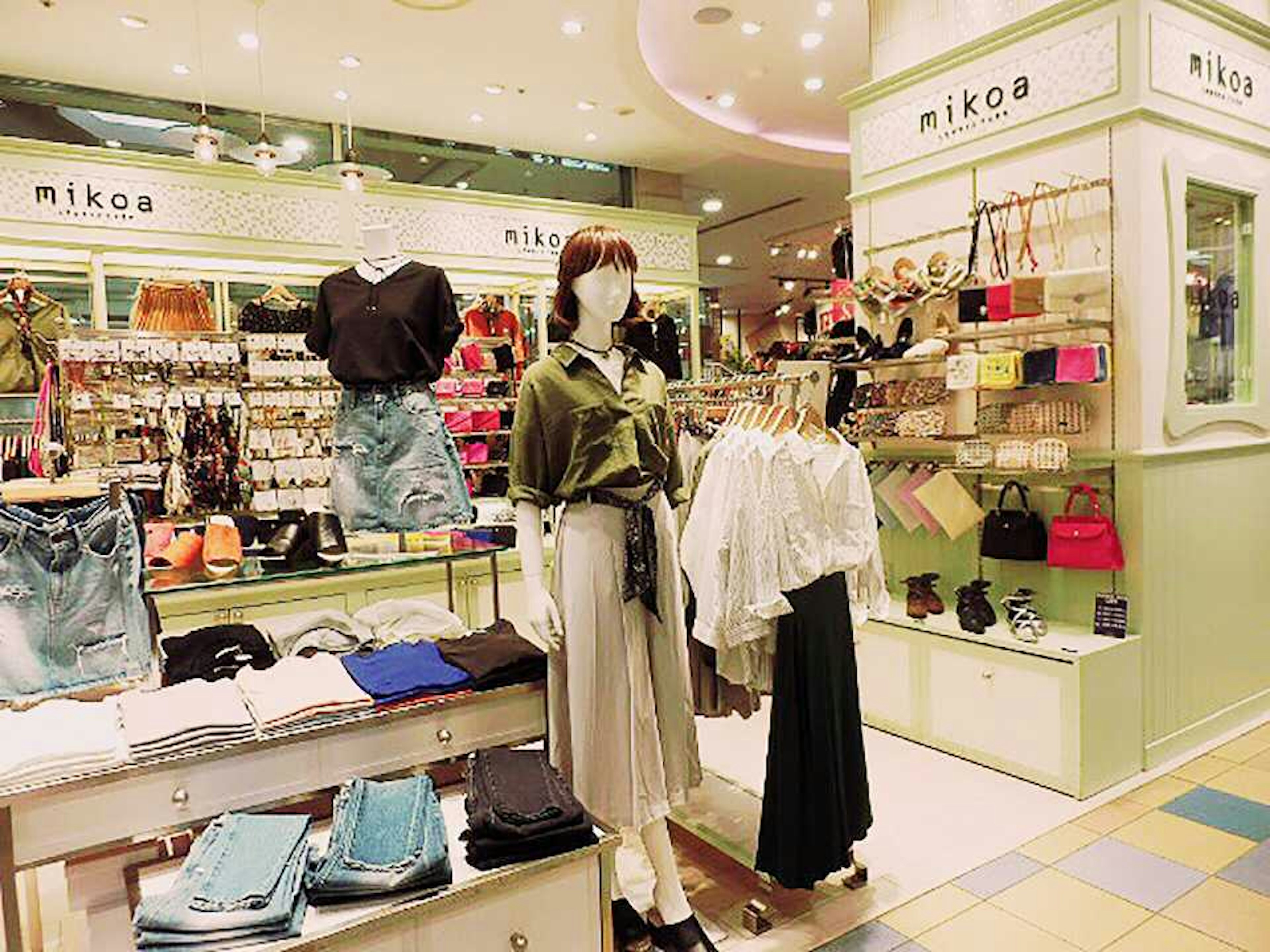 最新トレンドのアクセサリーが揃うおしゃれな店内