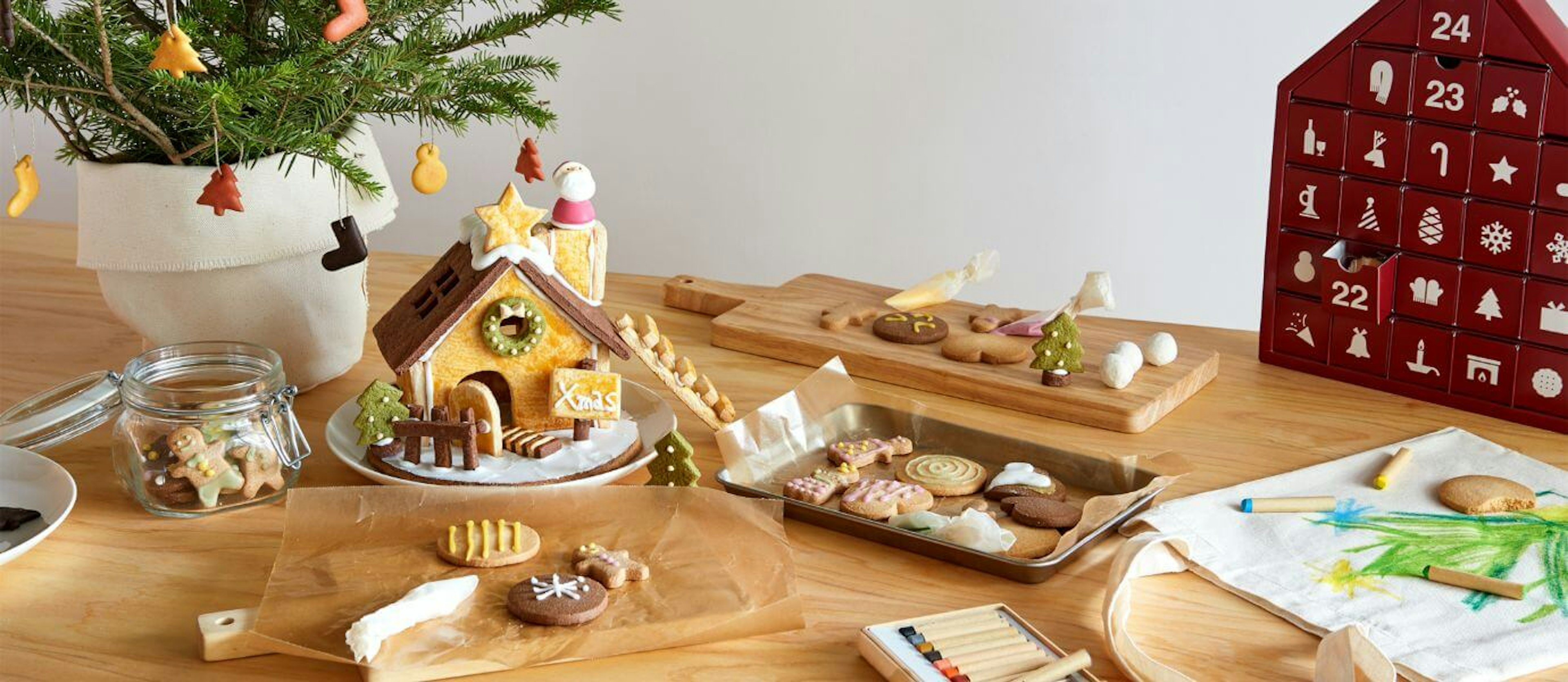 クリスマスの手作りクッキーとジンジャーブレッドハウス