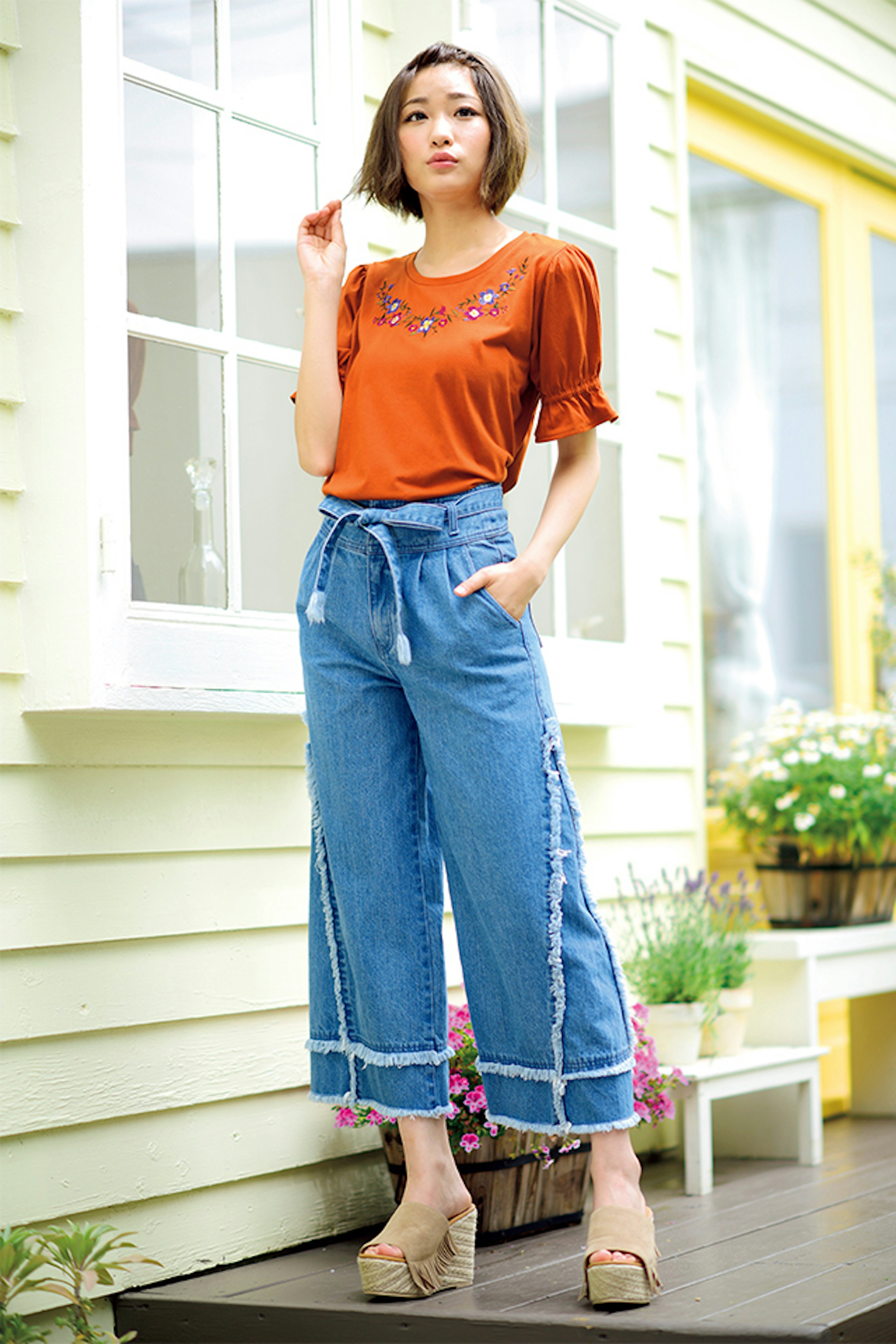 カジュアルでおしゃれなTシャツとデニムのコーディネート