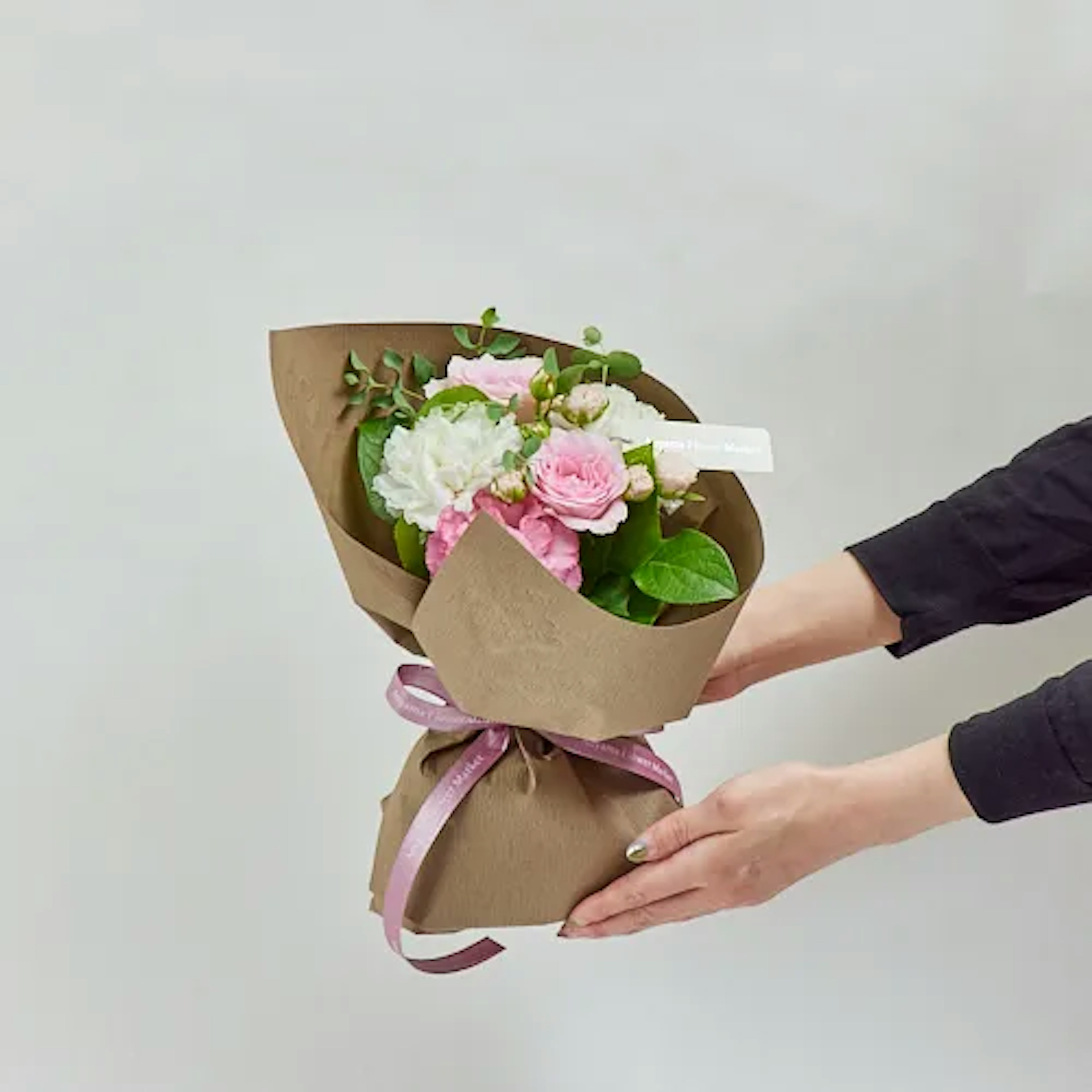 深まる秋を華やかなピンクの可愛らしい花々で表現したギフトブーケの画像。