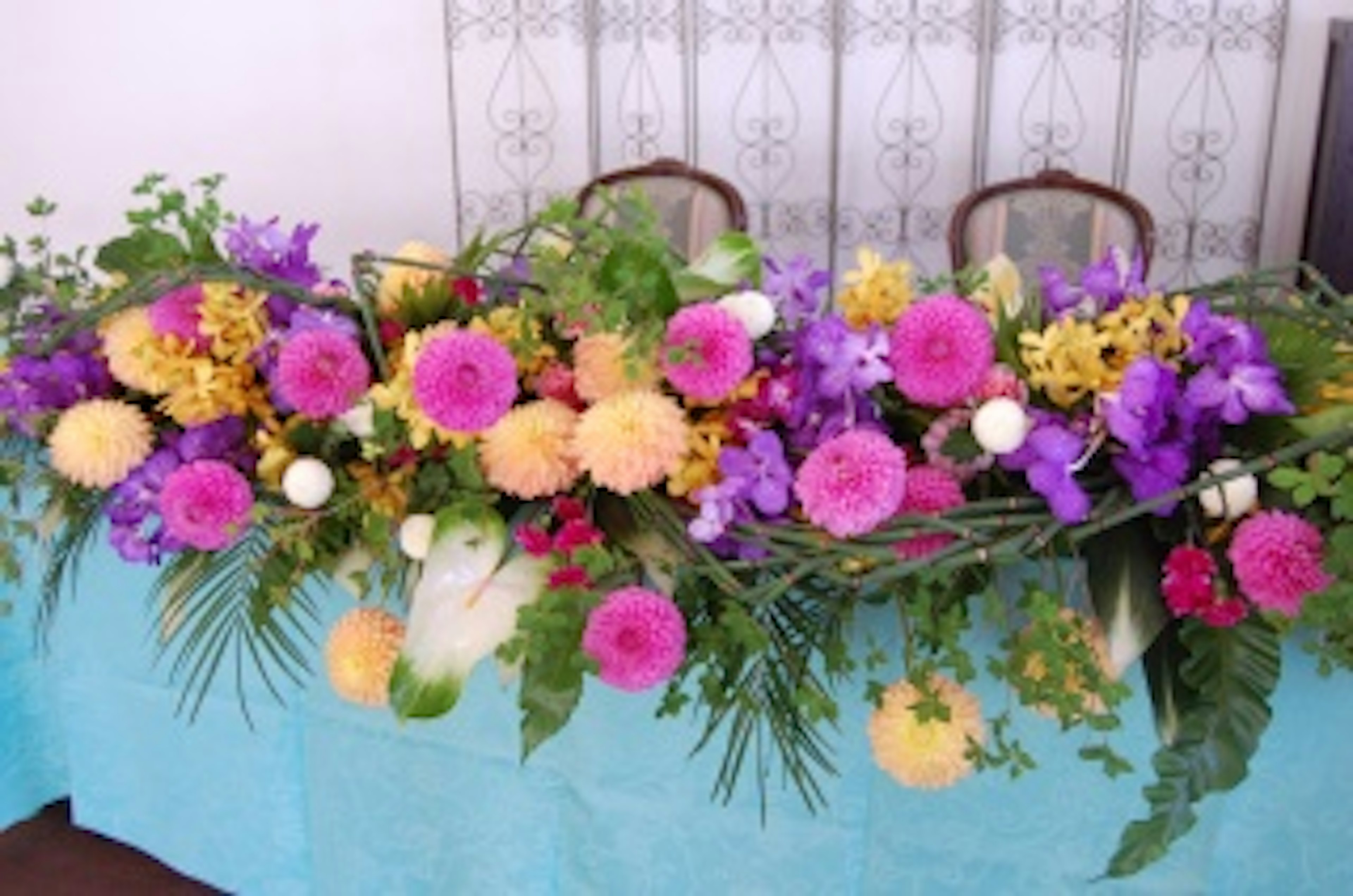 色鮮やかな花々が並ぶ、心温まる花屋のディスプレイ