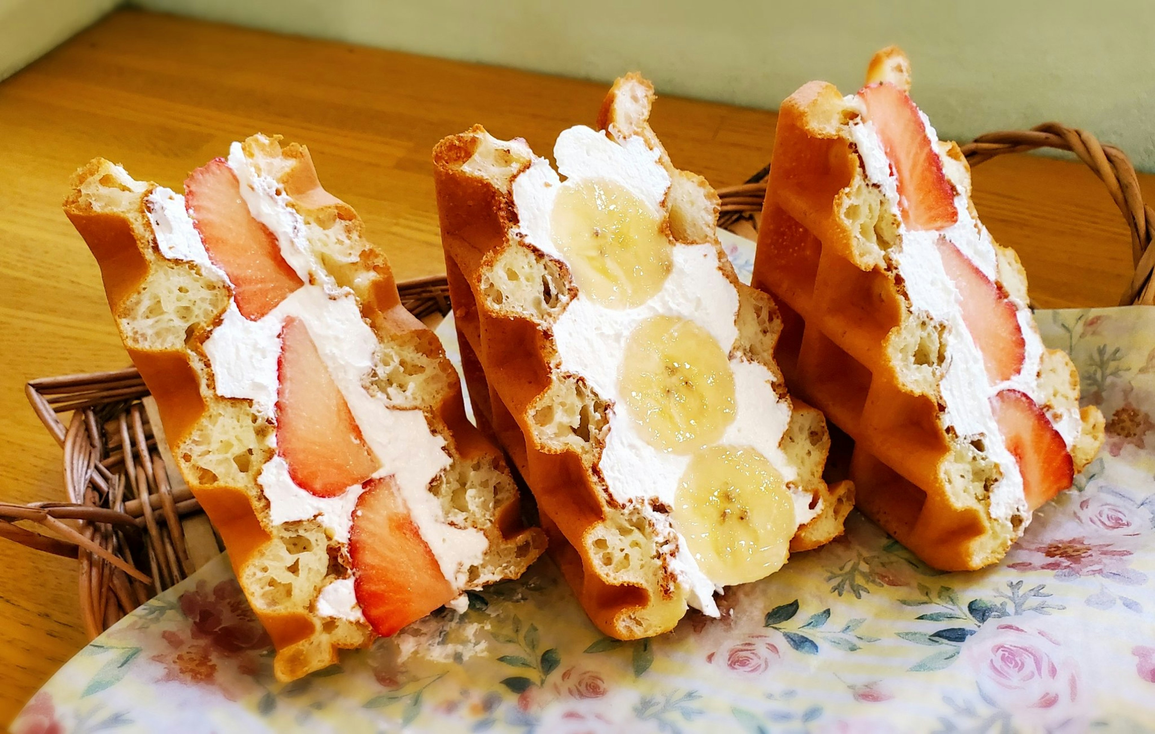 新鮮なフルーツとクリームがたっぷりのワッフルサンド