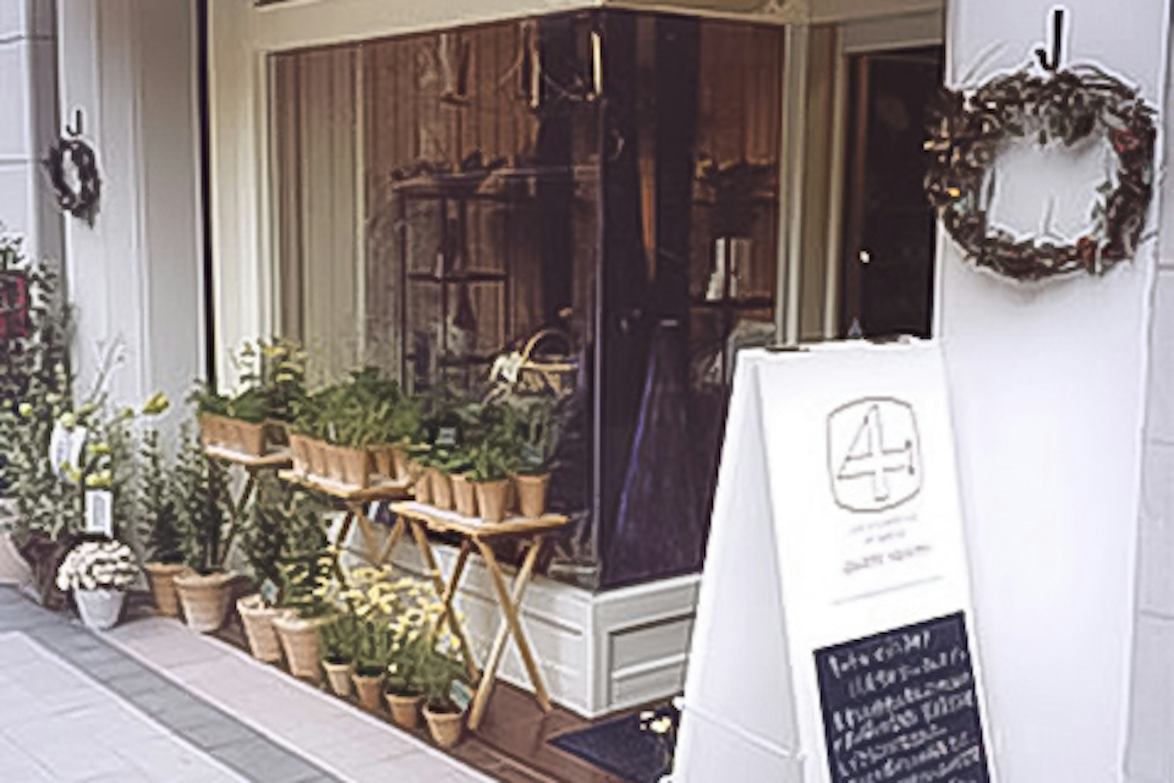 おしゃれなインテリアと植物が並ぶ素敵な店舗前景