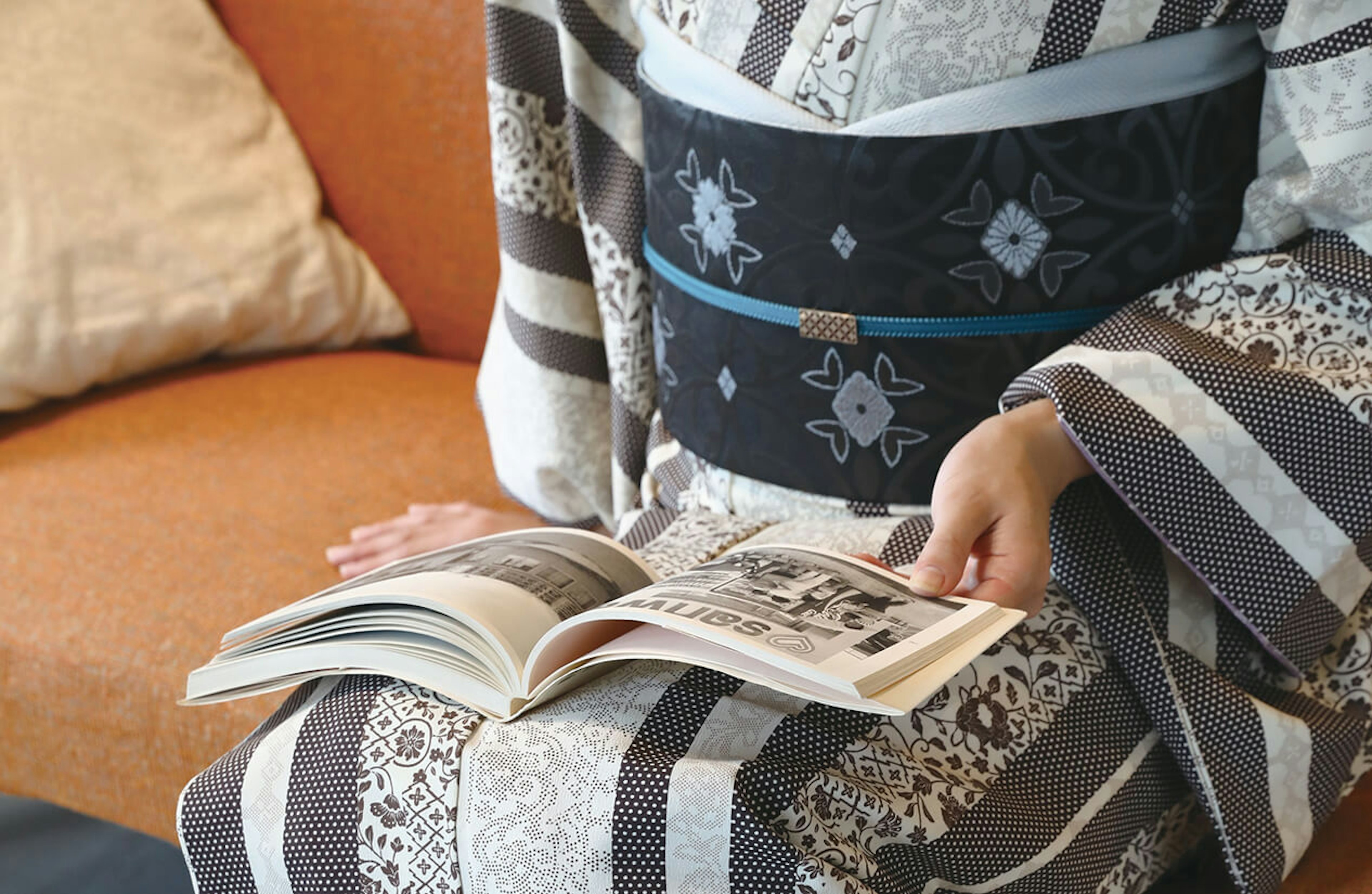 着物姿でリラックスしながら読書を楽しむひととき