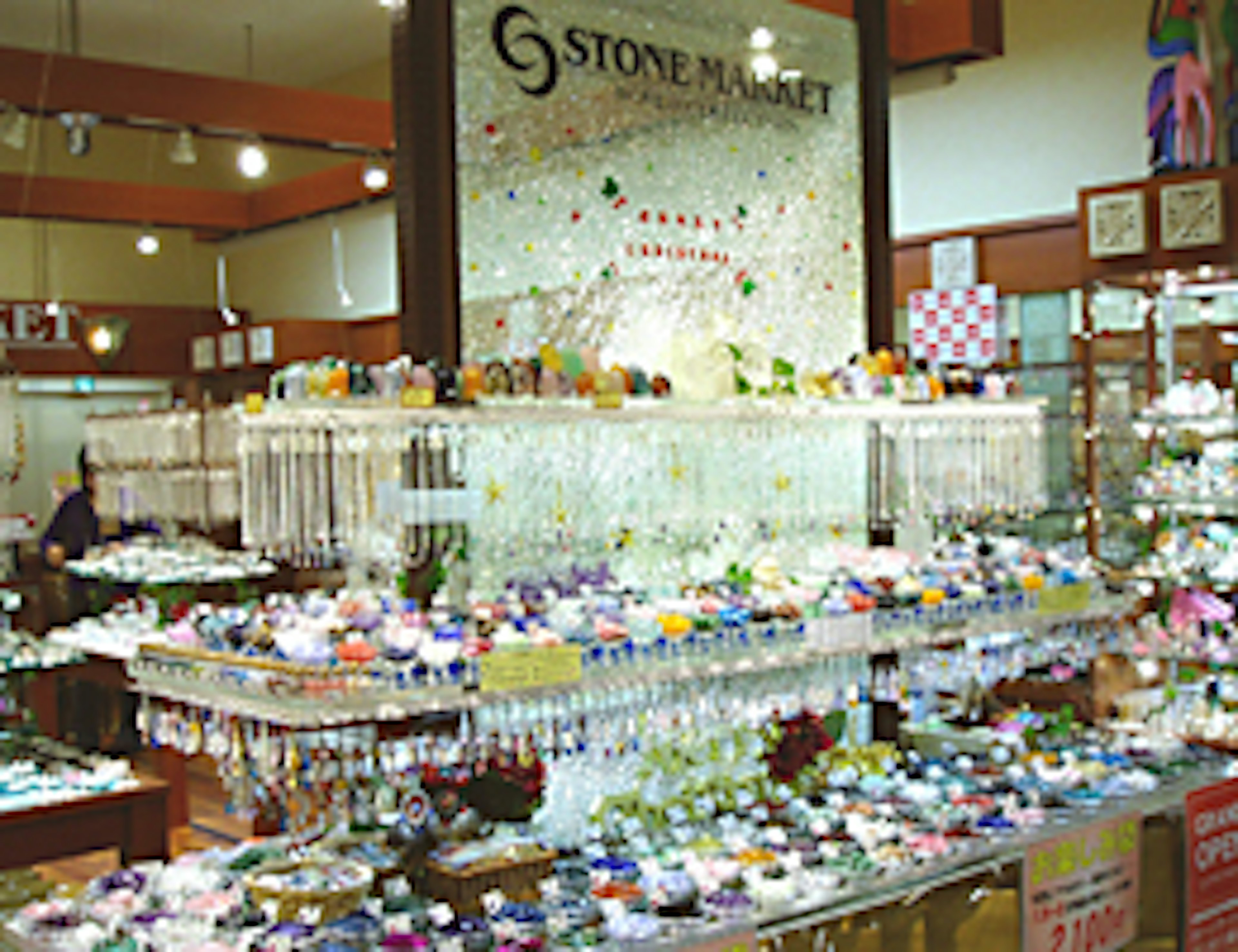 色とりどりのアクセサリーが並ぶ魅力的な店内