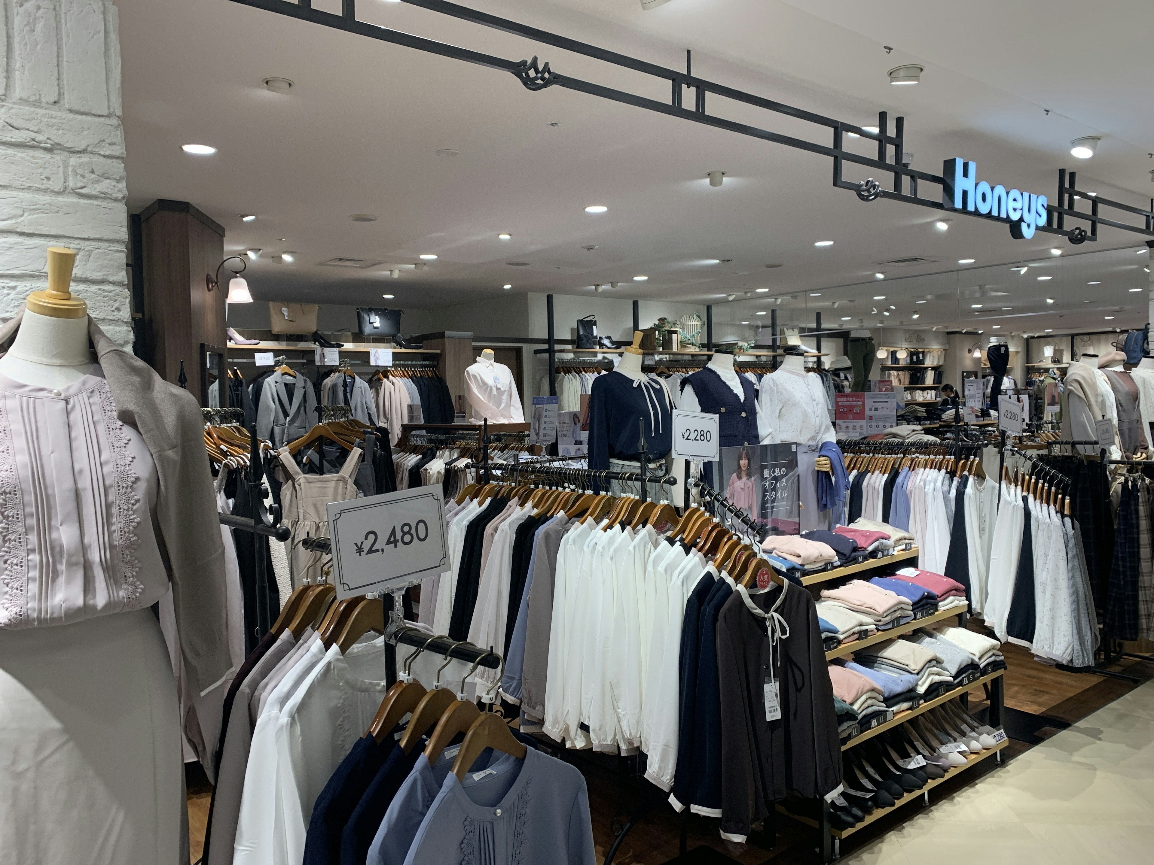 最新のトレンドTシャツが揃うおしゃれなショップ