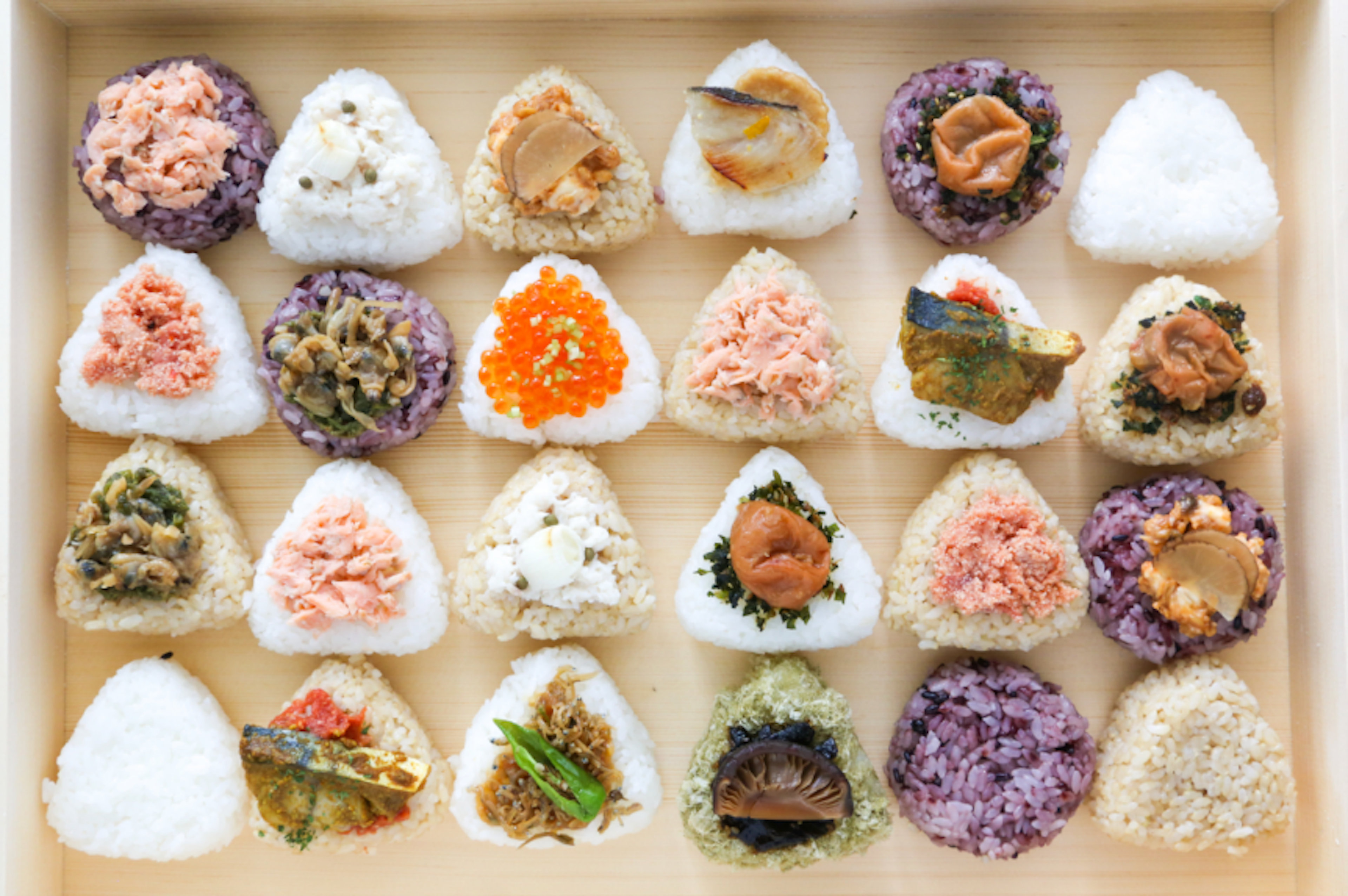 TARO TOKYO ONIGIRIの色とりどりの具材が詰まったおいしそうなおにぎりが並んでいる