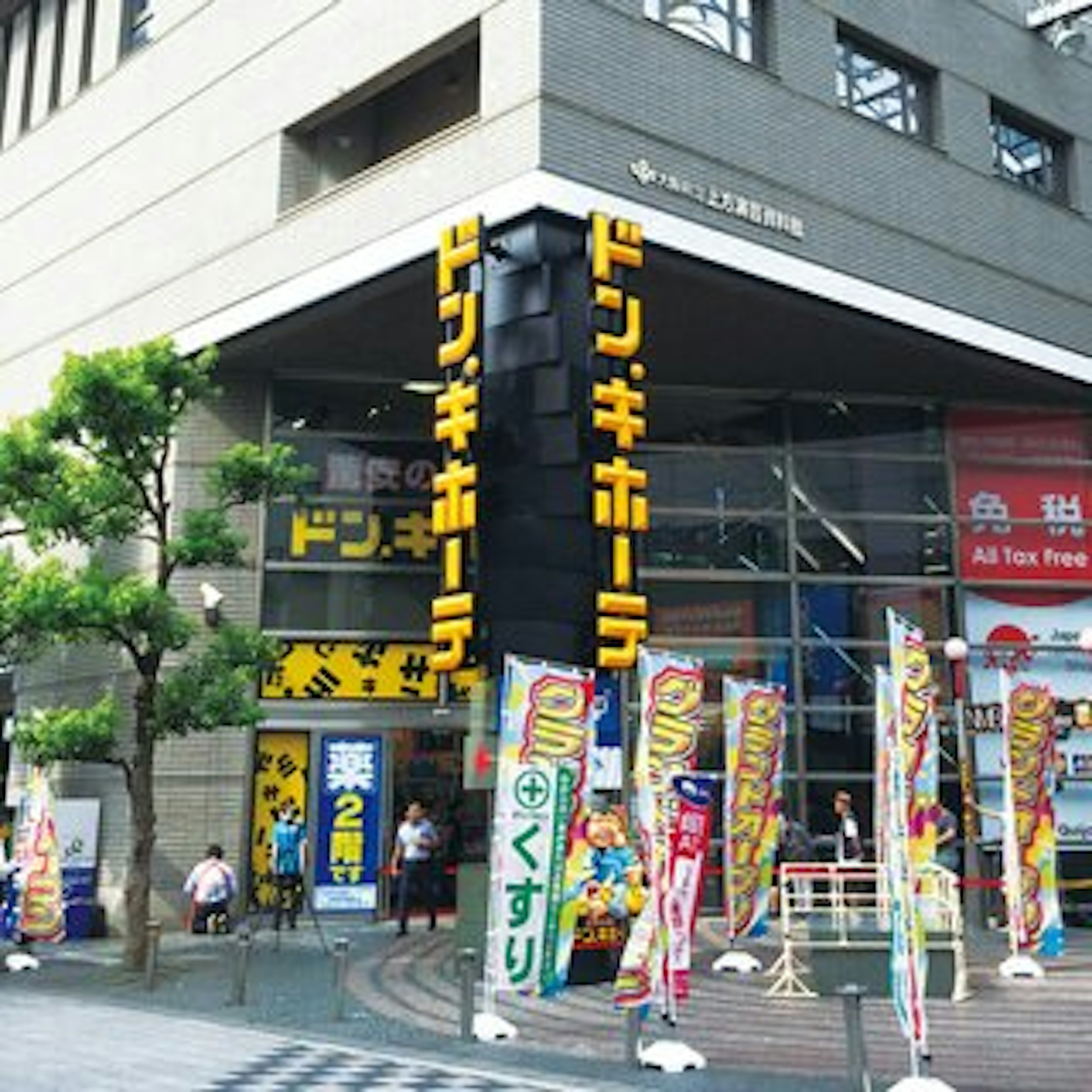 多彩な商品が揃うアウトドアショップで楽しい買い物体験
