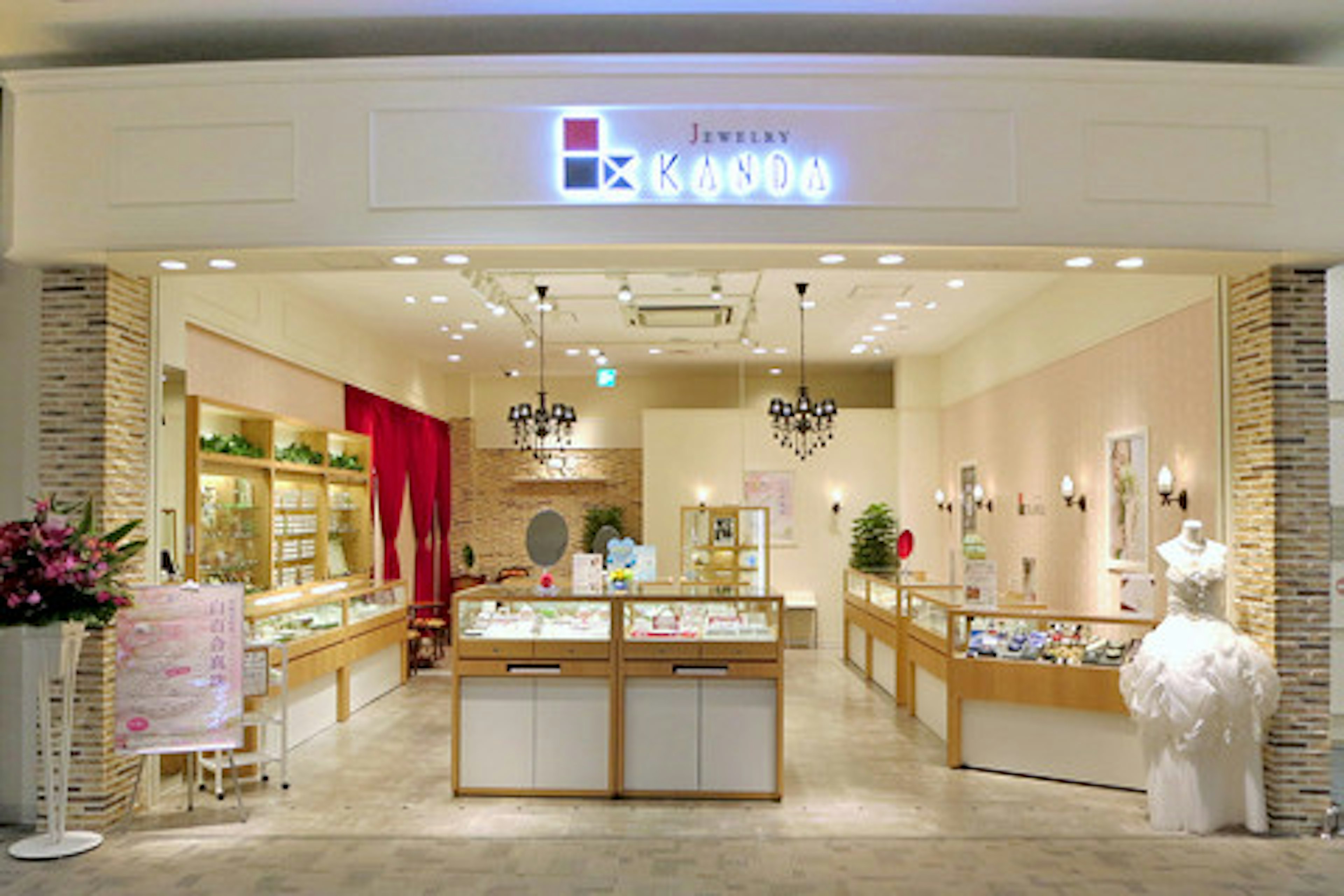 エレガントなジュエリーが揃う洗練された店舗