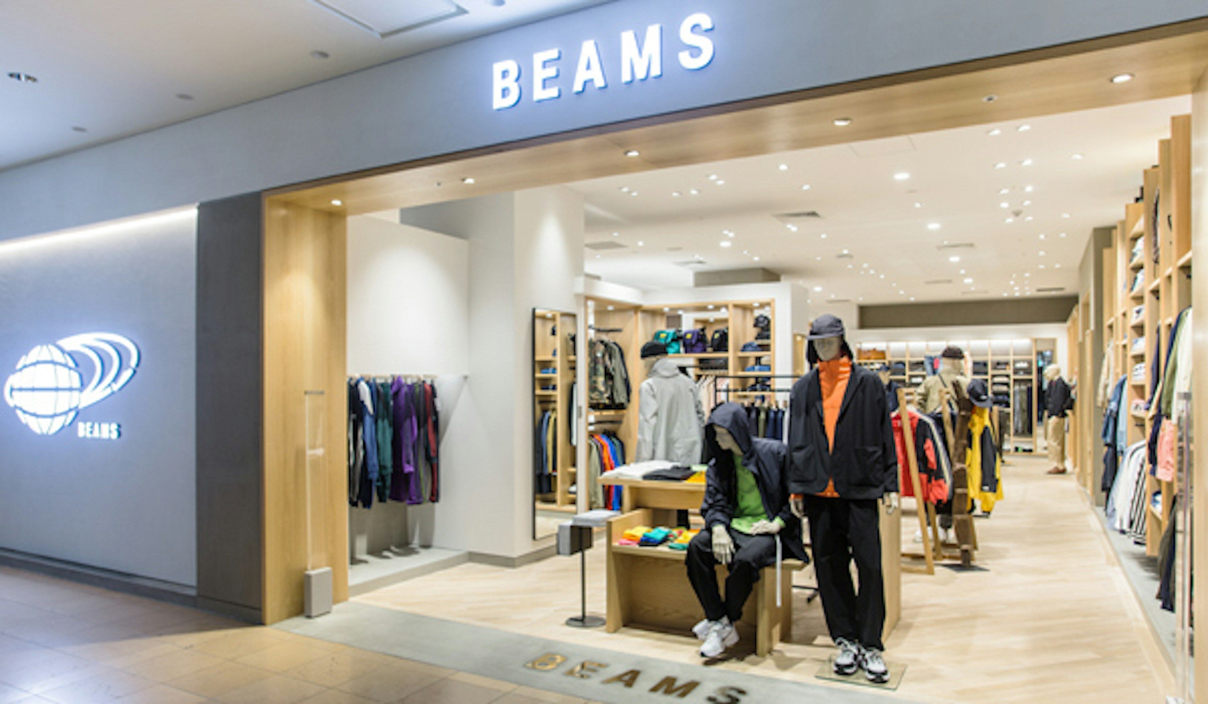 ニューバランスの最新コレクションが揃うおしゃれな店舗