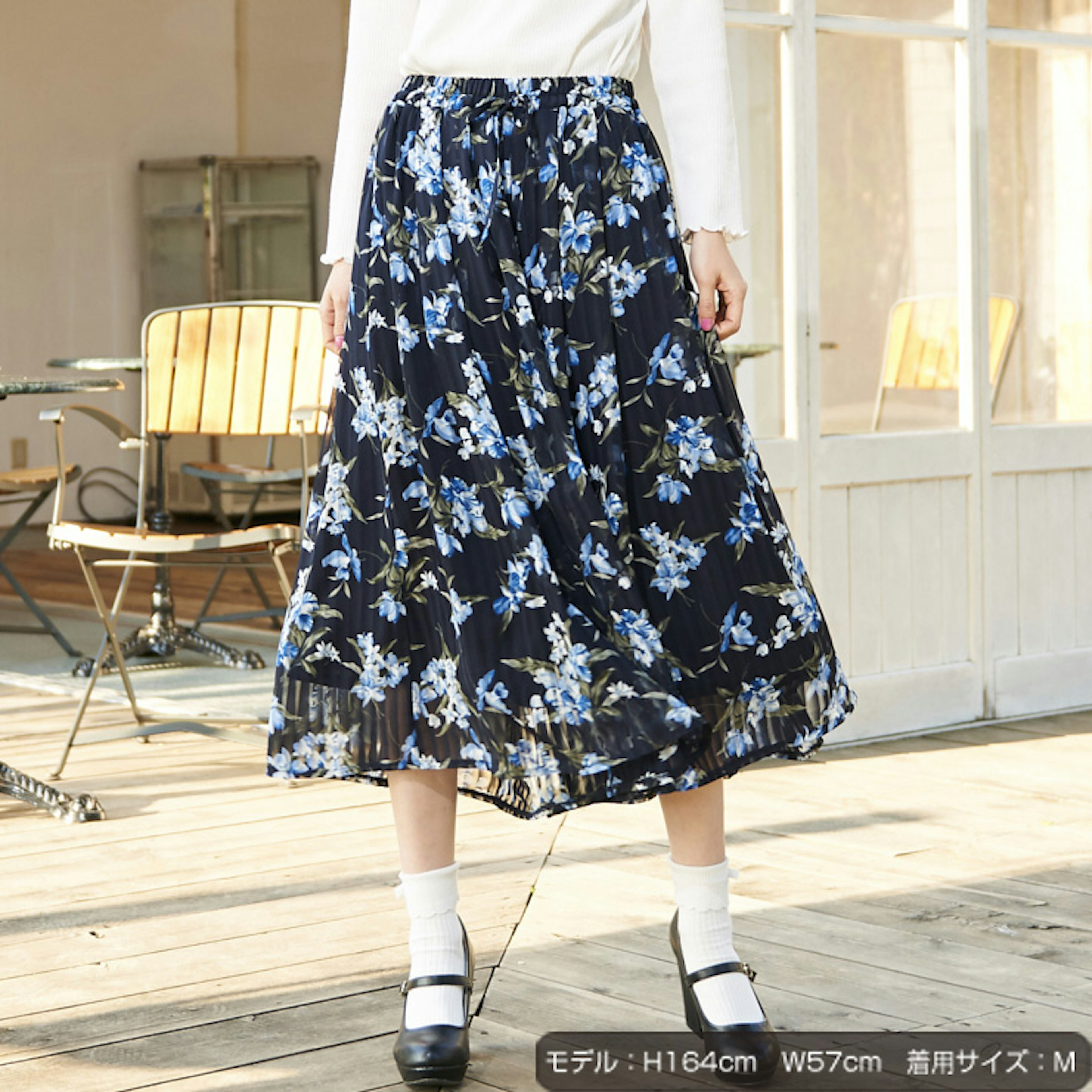 春のファストファッション、花柄スカートで華やかに