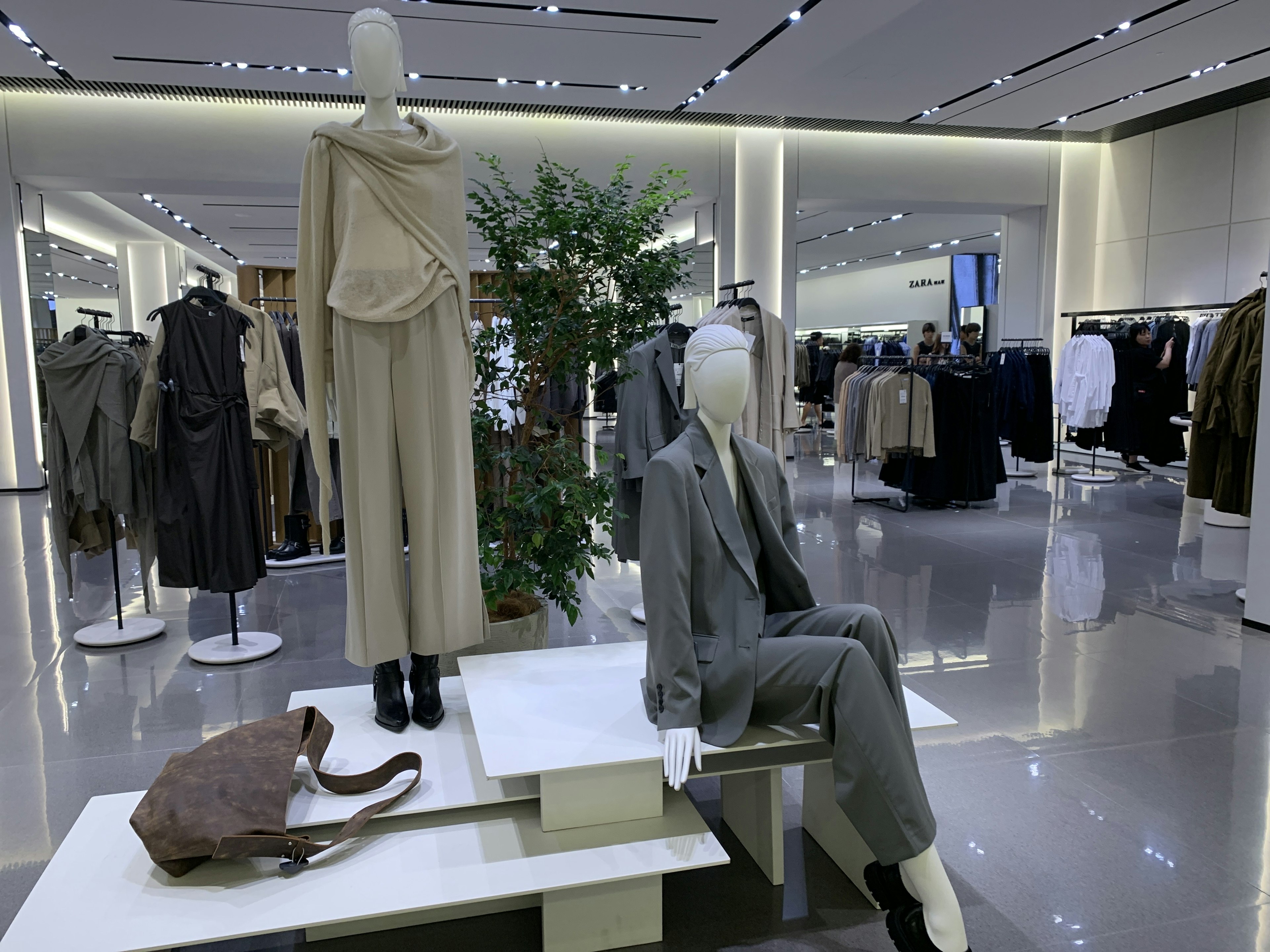 最新のパーティードレスが揃う洗練された店内