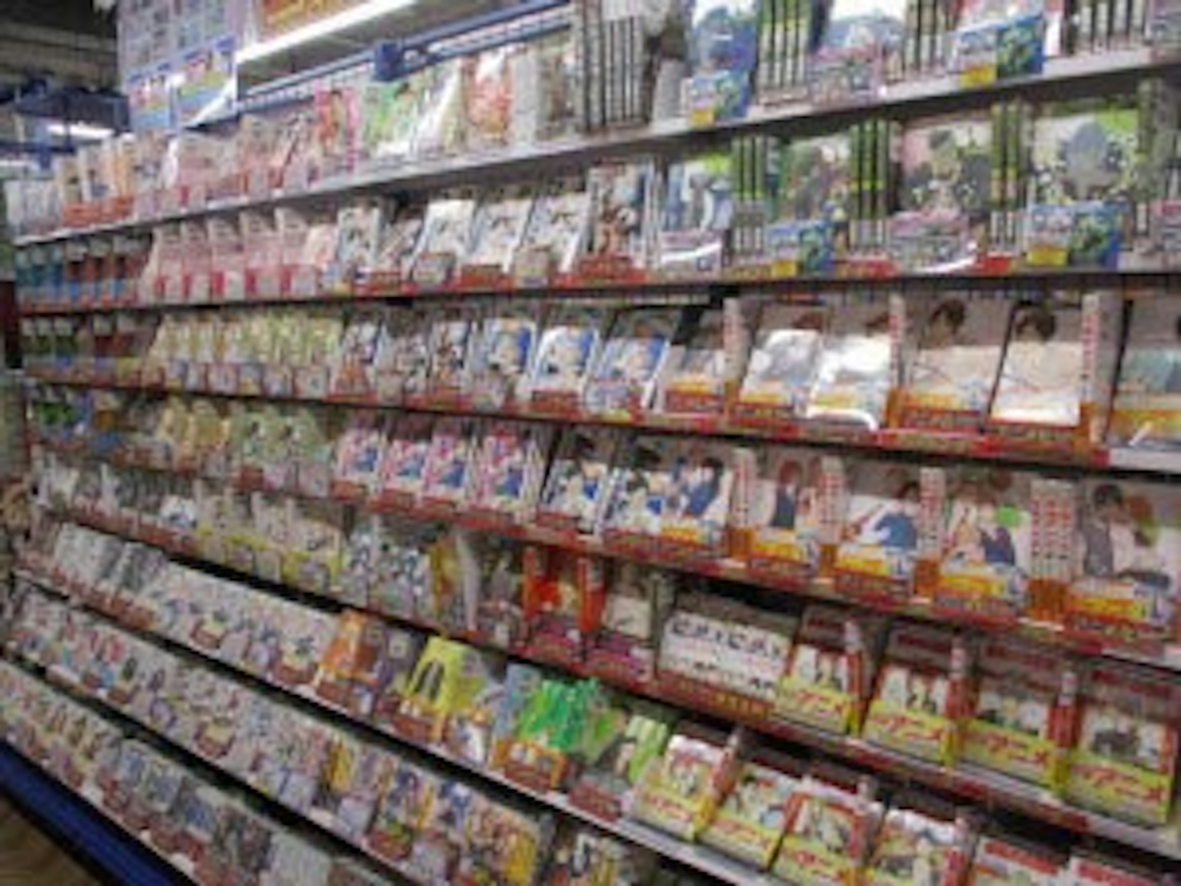 豊富な漫画が揃う本屋で、最新作も充実しています。