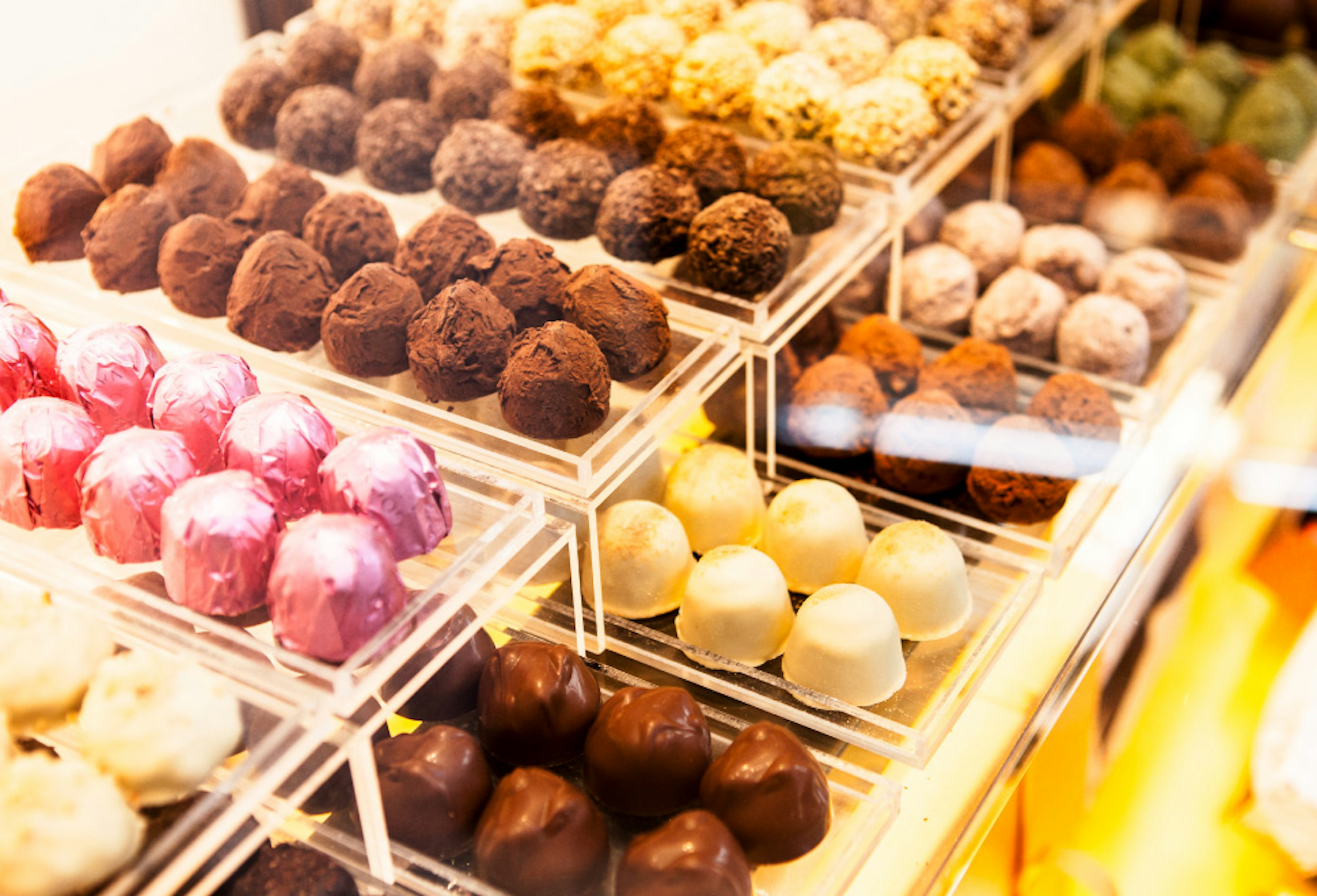 色とりどりのトリュフチョコレートは女性への最高のプレゼント