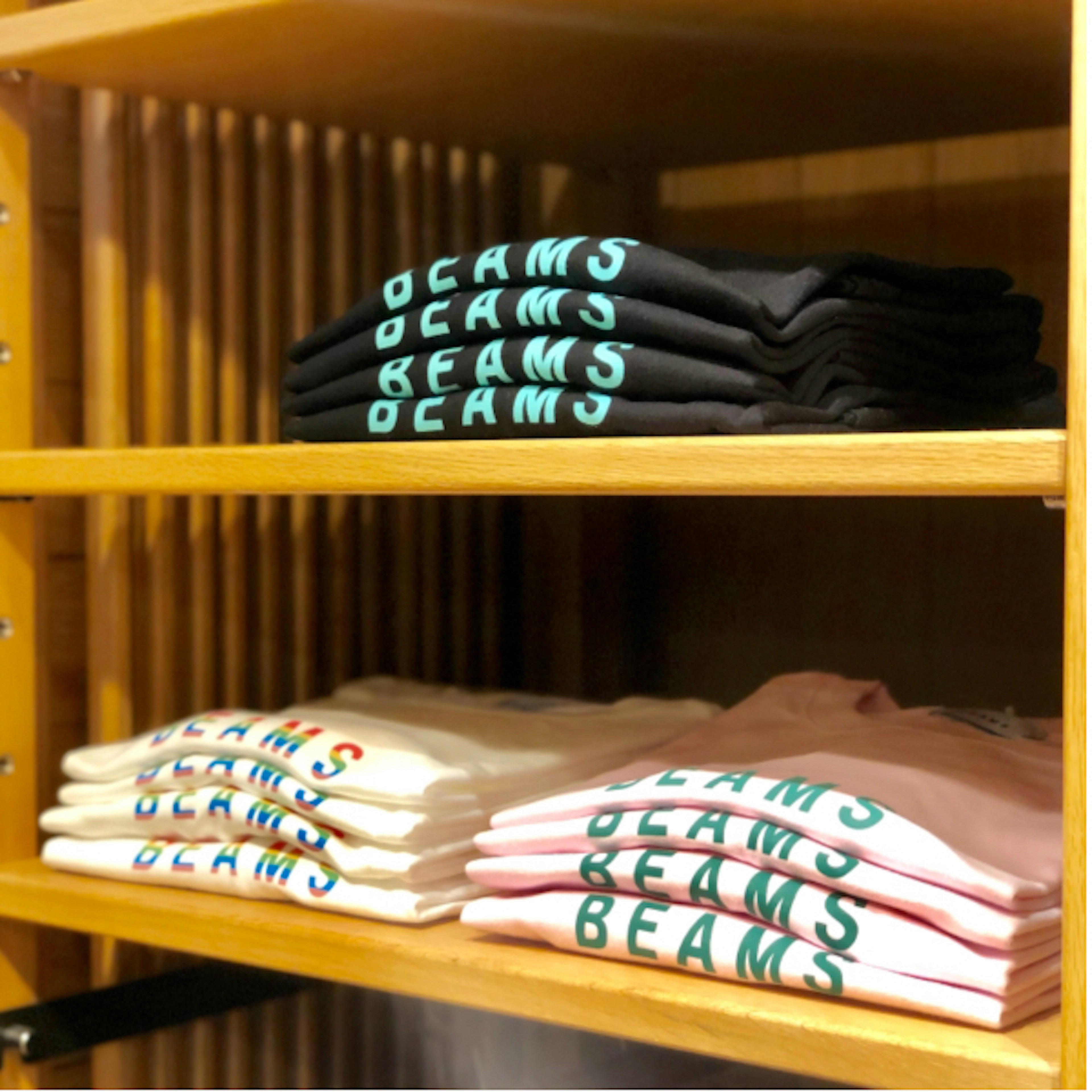 カラフルなTシャツが並ぶおしゃれな店内の様子