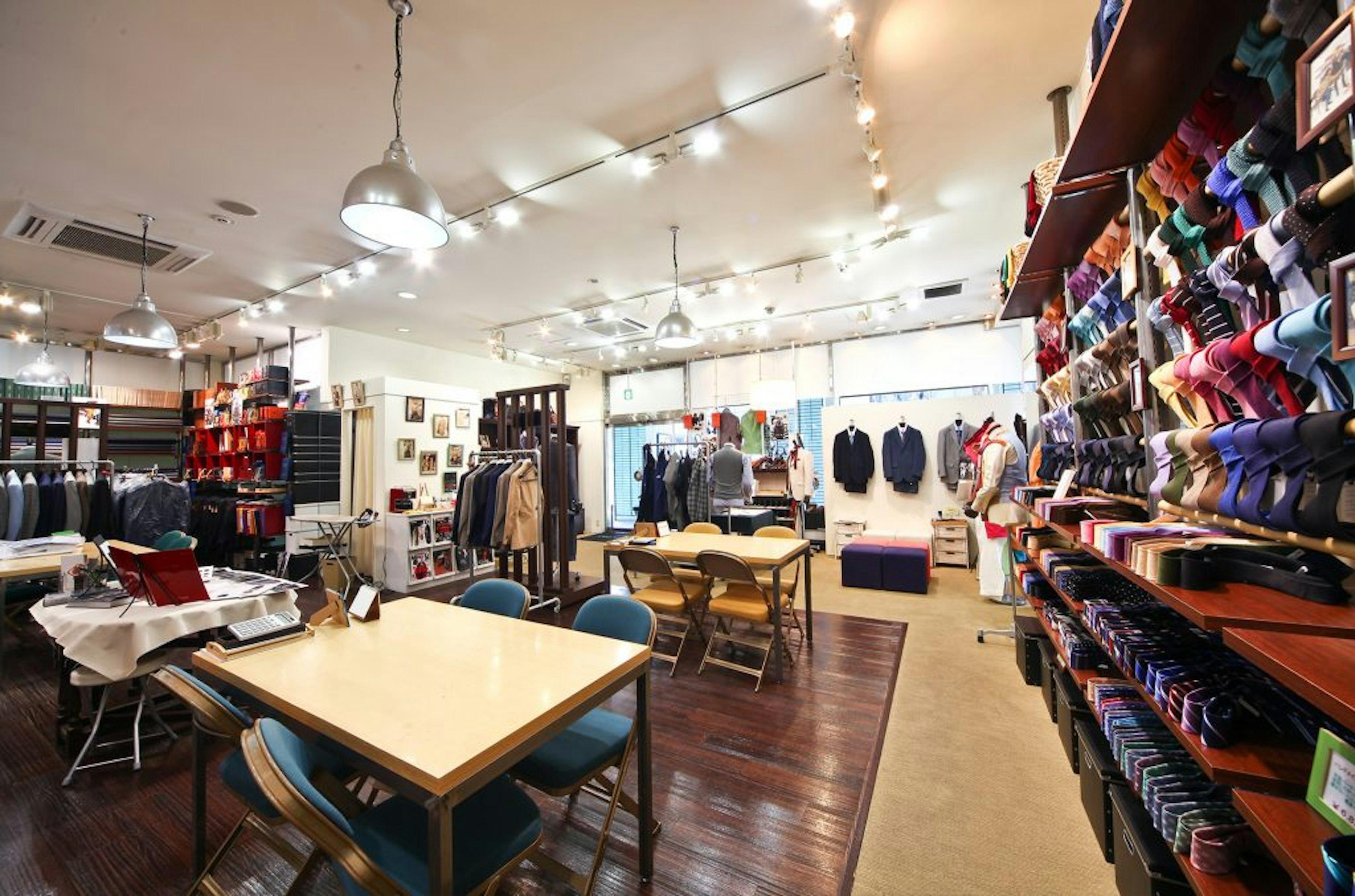 おしゃれなシャツが揃う、落ち着いた雰囲気の店内